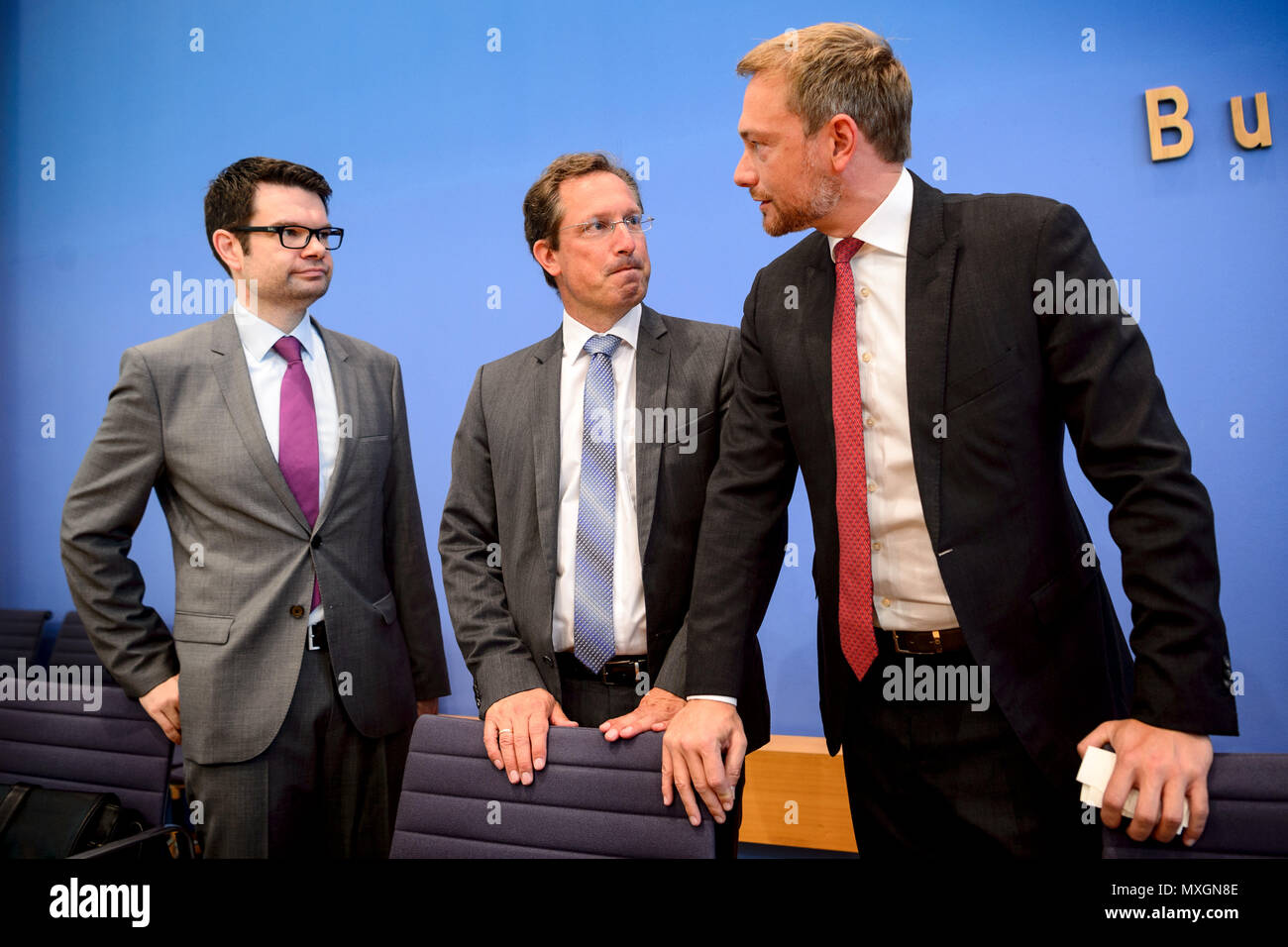 04 juin 2018, Allemagne, Berlin : Leader du Parti libéral démocrate (FDP), Christian Lindner (R), parlant en même temps que vice-président de la FDP Stephan Thomae (C), et chef de la FDP's Groupe parlementaire national Marco Buschmann (L) à la conférence de presse concernant la FDP de la proposition de mise en place d'une commission d'enquête à la suite de l'affaire de l'Office fédéral des migrations et des réfugiés (BamF). Au centre de l'affaire, c'est la succursale de la BamF à Brême. Photo : Sina Schuldt/dpa Banque D'Images