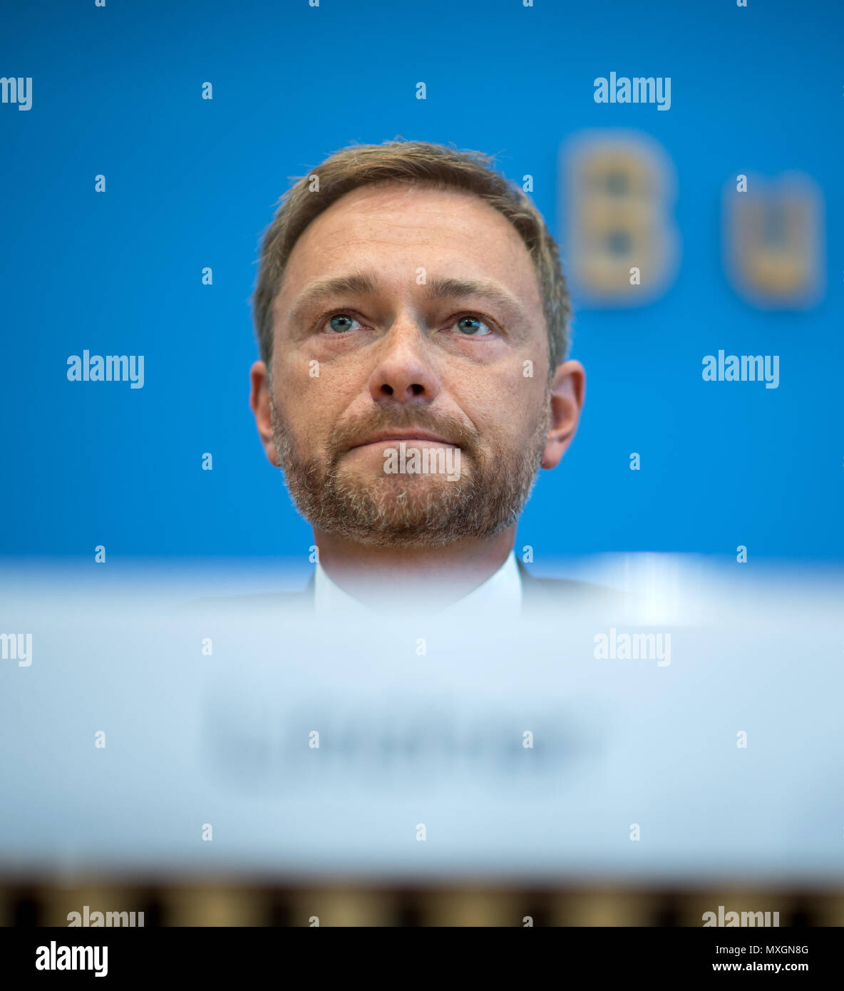 04 juin 2018, Allemagne, Berlin : Leader du Parti libéral démocrate (FDP), Christian Lindner (R), s'exprimant lors d'une conférence de presse concernant la FDP de la proposition de mise en place d'une commission d'enquête à la suite de l'affaire de l'Office fédéral des migrations et des réfugiés (BamF). Au centre de l'affaire, c'est la succursale de la BamF à Brême. Entre 2013 et 2016 membres du personnel de BamF apparemment accordé l'asile à au moins 1200 personnes sans une base juridique suffisante. Photo : Bernd von Jutrczenka/dpa Banque D'Images