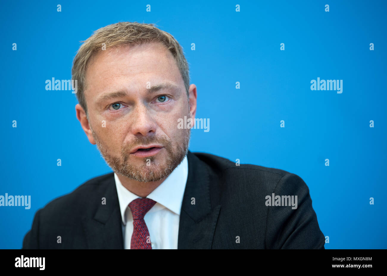 04 juin 2018, Allemagne, Berlin : Leader du Parti libéral démocrate (FDP), Christian Lindner (R), s'exprimant lors d'une conférence de presse concernant la FDP de la proposition de mise en place d'une commission d'enquête à la suite de l'affaire de l'Office fédéral des migrations et des réfugiés (BamF). Au centre de l'affaire, c'est la succursale de la BamF à Brême. Entre 2013 et 2016 membres du personnel de BamF apparemment accordé l'asile à au moins 1200 personnes sans une base juridique suffisante. Photo : Bernd von Jutrczenka/dpa Banque D'Images