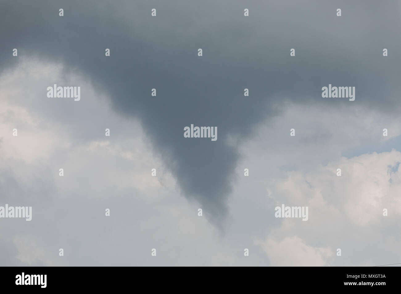 Pembrokeshire, Pays de Galles, Royaume-Uni. 4ème Jun, 2018. Une tornade / entonnoir nuageux repéré en Pembrokeshire autour de midi le 4 juin 2018. A touché le sol dans les champs à proximité de Neyland à, Pembrokeshire, Pays de Galles, UK Crédit : Drew Buckley/Alamy Live News Banque D'Images