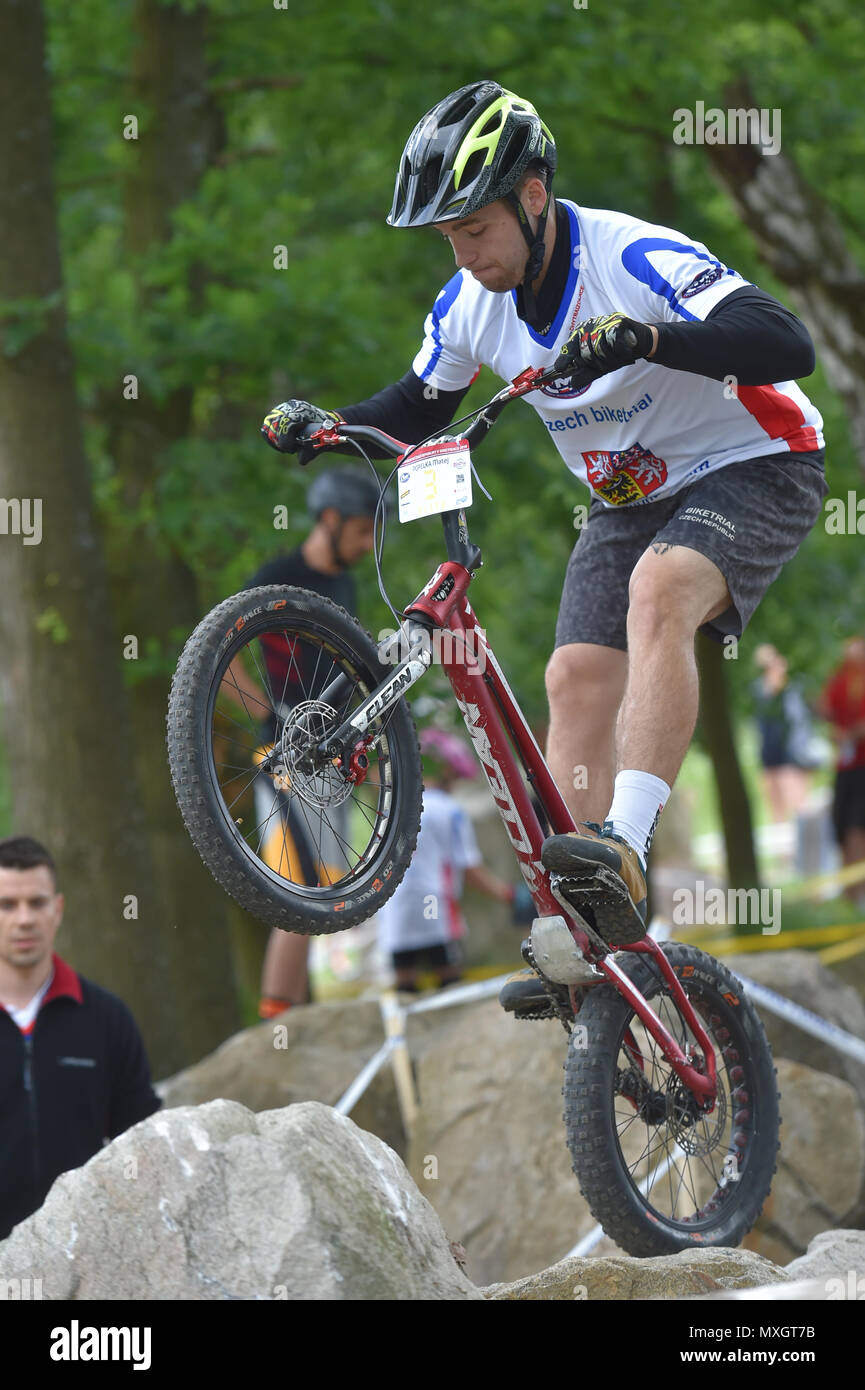 Matej tchèque Popelka en action pendant le championnat de Bike Trial 2018 à Brezova près de Sokolov, République tchèque, le 2 juin 2018. (CTK Photo/Slavomir Kubes) Banque D'Images