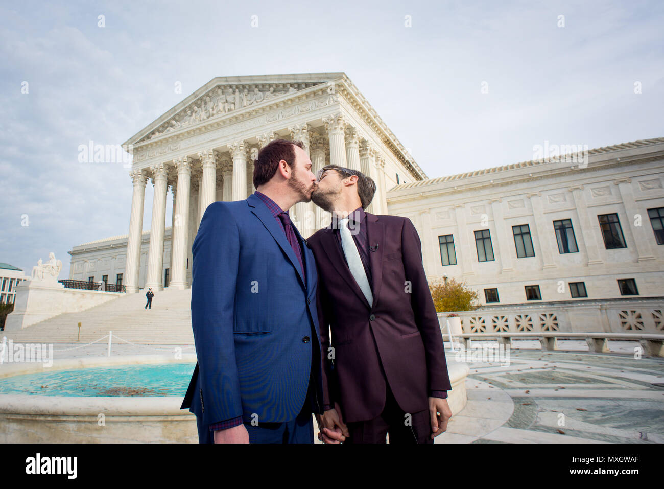 Washington, District de Columbia, Etats-Unis. 5 déc, 2017. CHARLIE CRAIG (L) et David Mullins baiser à l'extérieur de la Cour suprême après les plaidoiries de chef-d'Cakeshop c. Commission des droits civils du Colorado. La cour a tranché en faveur de la Baker qui a refusé à gâteau de mariage personnalisé pour travailler et Craig Mullins. Credit : Erin Scott/ZUMA/Alamy Fil Live News Banque D'Images