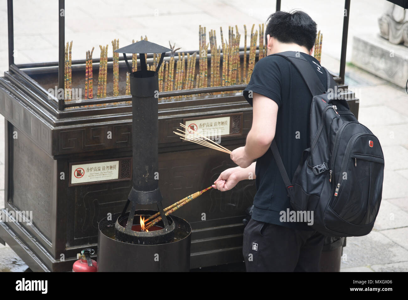 4 juin 2018 - Nanjin, Nanjin, Chine - Nanjing, Chine, 3e juin 2018 : les élèves et leurs parents prier pour la bonne chance avant d'examen d'entrée à l'Université nationale du Temple de Confucius à Nanjing, Jiangsu Province de Chine orientale. (Crédit Image : © SIPA l'Asie via Zuma sur le fil) Banque D'Images