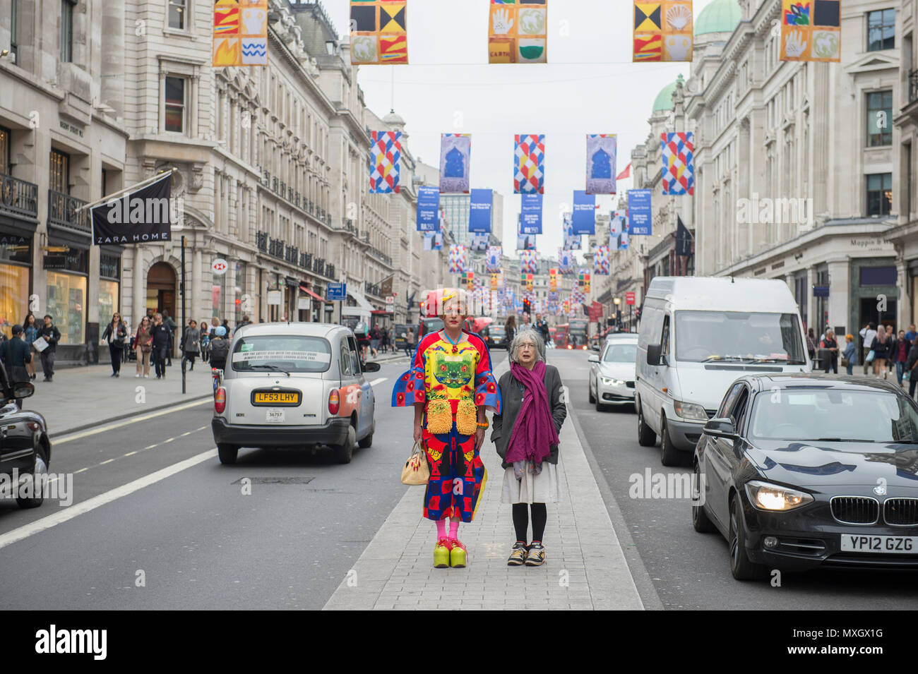 West End, Londres, Royaume-Uni. 4 juin, 2018. Grayson Perry et académiciens Royal Rose Wylie apparaissent pour une séance en face de Joe Tilson's flags sur Regent Street. La RA fête son 250e exposition d'été par sur les rues du West End de Londres où les académiciens Royal Grayson Perry, Joe Tilson, Rose Wylie et Cornelia Parker ont décoré Bond St, Piccadilly, Regent Street et Regent St St James's avec une installation de plus de 200 drapeaux. Credit : Malcolm Park/Alamy Live News. Banque D'Images