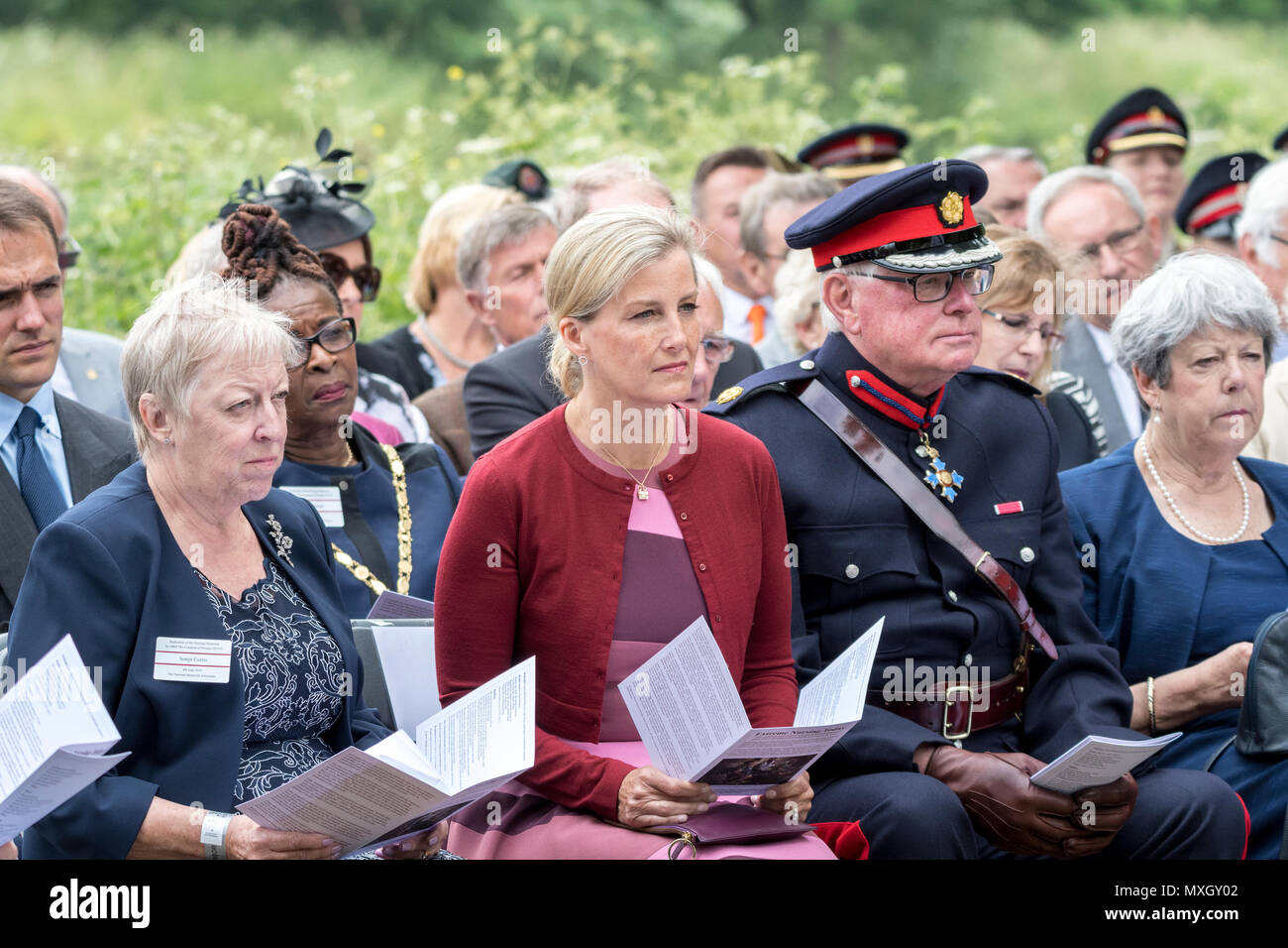 Le Staffordshire, au Royaume-Uni. 4 juin 2018 - Son Altesse royale Sophie, la comtesse de Wessex assiste à l'ouverture officielle du Mémorial de soins infirmiers au National Memorial Arboretum dans le Staffordshire, au Royaume-Uni. Sont également présents les membres des Forces armées à la retraite, l'infirmière de la DEUXIÈME GUERRE MONDIALE et l'infirmière Ethel Lote ACC Margaret Spernall. Credit : Benjamin Wareing/Alamy Live News Banque D'Images