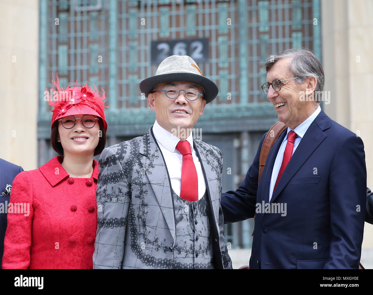 New York, USA. 4 juin, 2018. Le comédien chinois Zhou Libo (C) et son avocat Stephen effrayer (R) posent pour des photos à l'extérieur de la Cour de comté de Nassau Nassau County, New York, États-Unis, le 4 juin 2018. L'état de New York, un juge a décidé lundi que Zhou Libo a été exonéré d'arme et possession de drogue. Credit : Wang Ying/Xinhua/Alamy Live News Banque D'Images