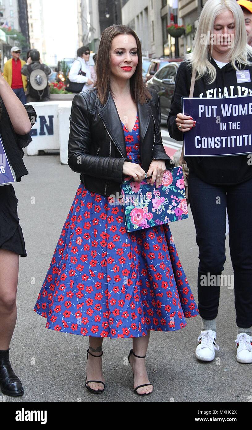 New York, NY, USA. 4 juin, 2018. Alyssa Milano, membre du Congrès US Carolyn Maloney (D-NY) et l'ÈRE Coalition appel à la ratification de l'égalité des droits de modification (H.J. Res. 33) lors d'une conférence de presse en face de la 'fille' intrépide statut dans Wall Street à New York, New York le 4 juin 2018. Rainmaker : Crédit Photo/media/Alamy Punch Live News Banque D'Images