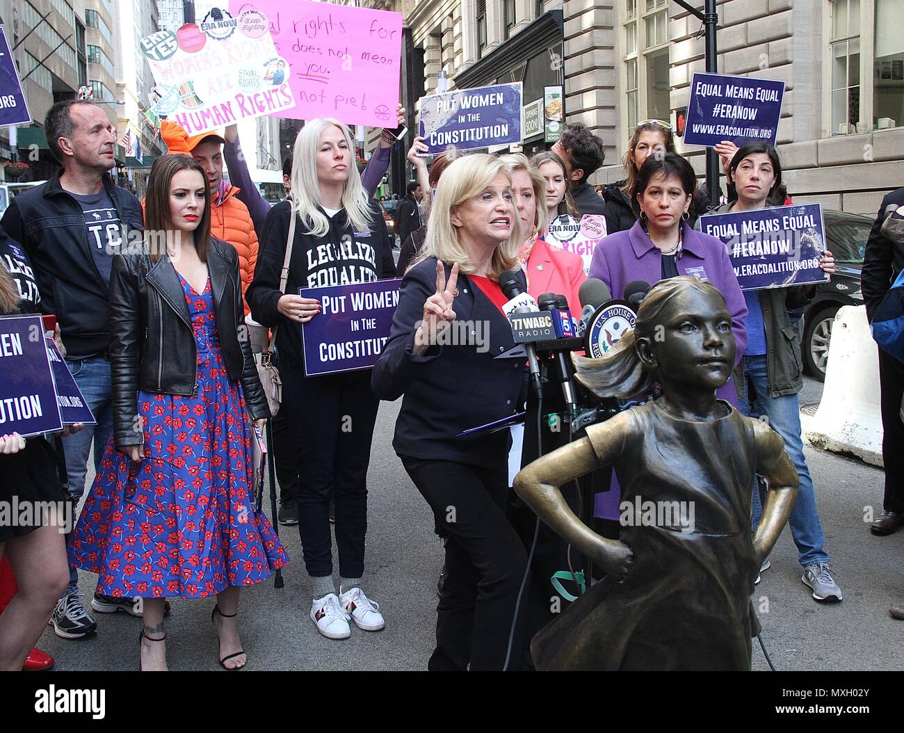 New York, NY, USA. 4 juin, 2018. Alyssa Milano, membre du Congrès US Carolyn Maloney (D-NY) et l'ÈRE Coalition appel à la ratification de l'égalité des droits de modification (H.J. Res. 33) lors d'une conférence de presse en face de la 'fille' intrépide statut dans Wall Street à New York, New York le 4 juin 2018. Rainmaker : Crédit Photo/media/Alamy Punch Live News Banque D'Images