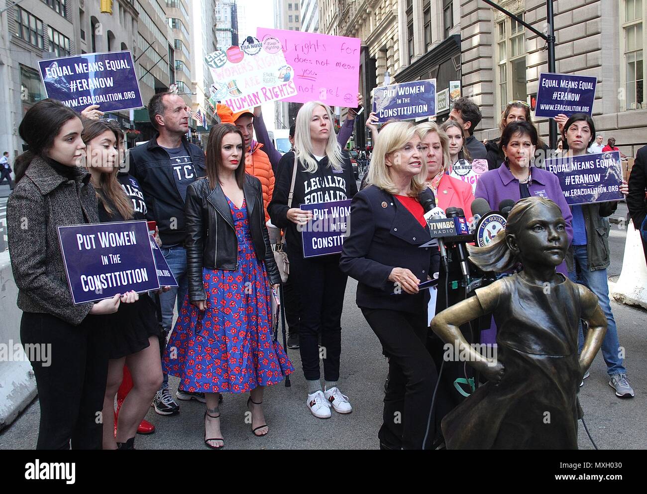 New York, NY, USA. 4 juin, 2018. Alyssa Milano, membre du Congrès US Carolyn Maloney (D-NY) et l'ÈRE Coalition appel à la ratification de l'égalité des droits de modification (H.J. Res. 33) lors d'une conférence de presse en face de la 'fille' intrépide statut dans Wall Street à New York, New York le 4 juin 2018. Rainmaker : Crédit Photo/media/Alamy Punch Live News Banque D'Images