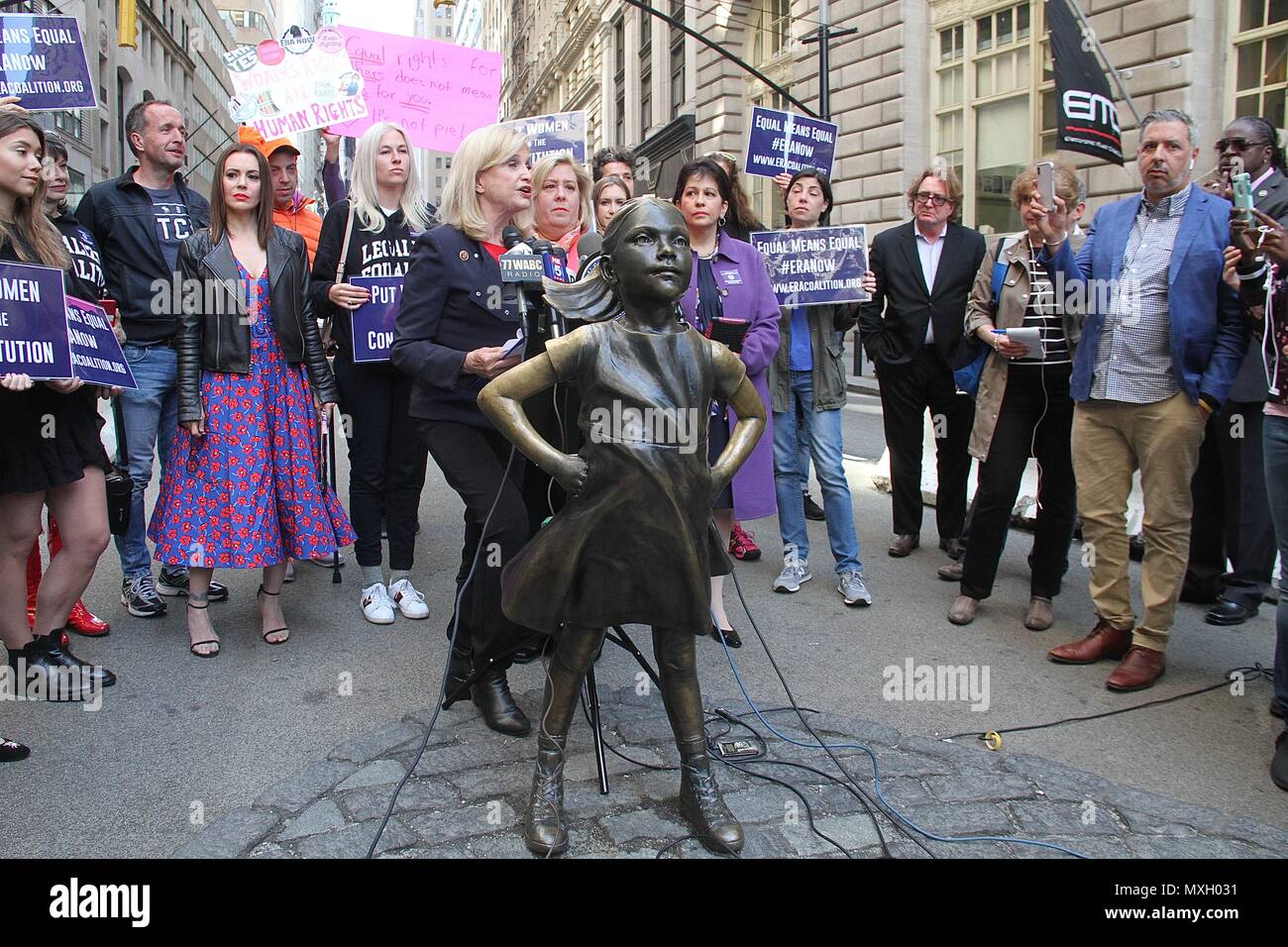 New York, NY, USA. 4 juin, 2018. Alyssa Milano, membre du Congrès US Carolyn Maloney (D-NY) et l'ÈRE Coalition appel à la ratification de l'égalité des droits de modification (H.J. Res. 33) lors d'une conférence de presse en face de la 'fille' intrépide statut dans Wall Street à New York, New York le 4 juin 2018. Rainmaker : Crédit Photo/media/Alamy Punch Live News Banque D'Images