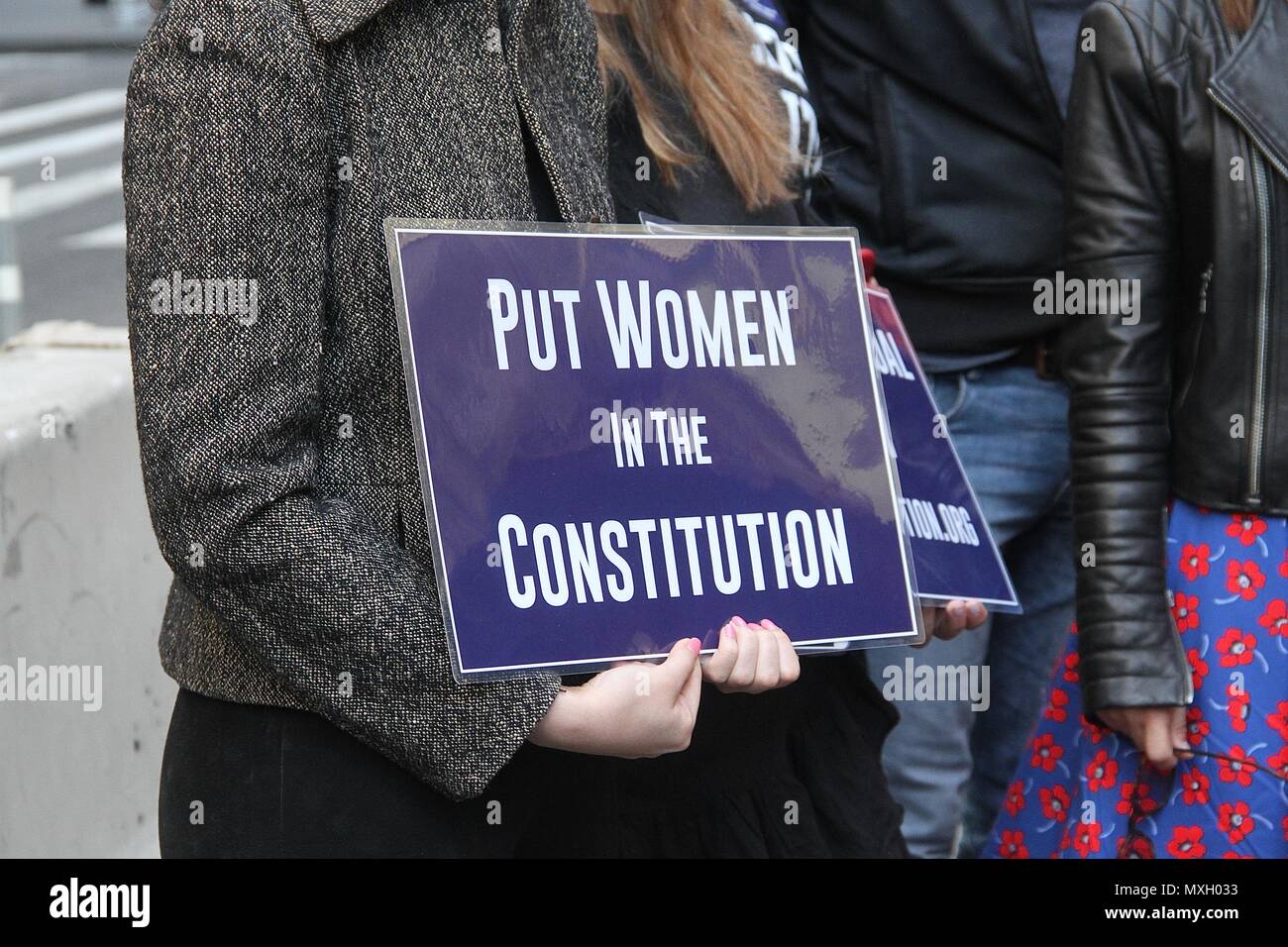 New York, NY, USA. 4 juin, 2018. Alyssa Milano, membre du Congrès US Carolyn Maloney (D-NY) et l'ÈRE Coalition appel à la ratification de l'égalité des droits de modification (H.J. Res. 33) lors d'une conférence de presse en face de la 'fille' intrépide statut dans Wall Street à New York, New York le 4 juin 2018. Rainmaker : Crédit Photo/media/Alamy Punch Live News Banque D'Images