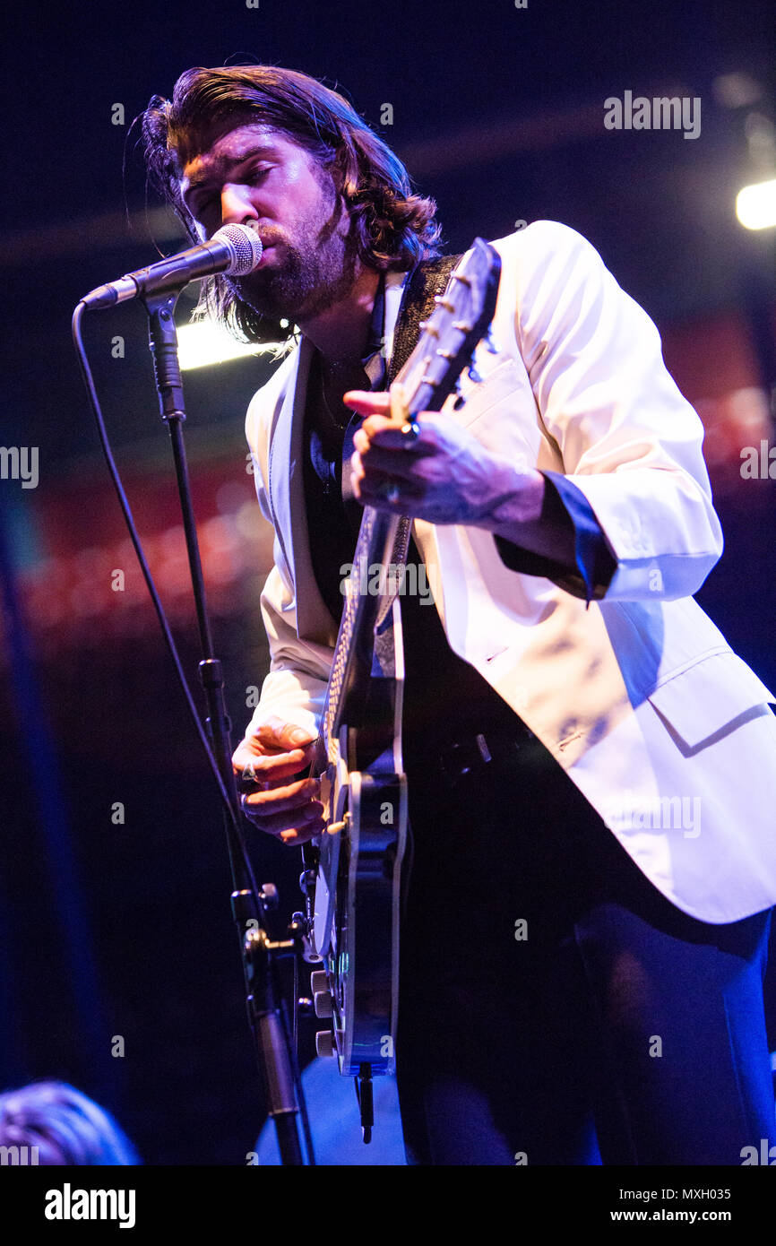 Milan Italie. 04 juin 2018. Le multi-instrumentiste australien singer-songwriter CAMERON AVERY effectue sur scène à Mediolanum Forum ouverture du show de Arctic Monkeys. Credit : Rodolfo Sassano/Alamy Live News Banque D'Images