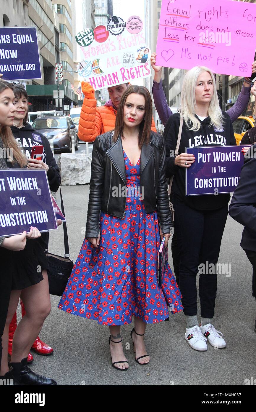 New York, NY, USA. 4 juin, 2018. Alyssa Milano, membre du Congrès US Carolyn Maloney (D-NY) et l'ÈRE Coalition appel à la ratification de l'égalité des droits de modification (H.J. Res. 33) lors d'une conférence de presse en face de la 'fille' intrépide statut dans Wall Street à New York, New York le 4 juin 2018. Rainmaker : Crédit Photo/media/Alamy Punch Live News Banque D'Images