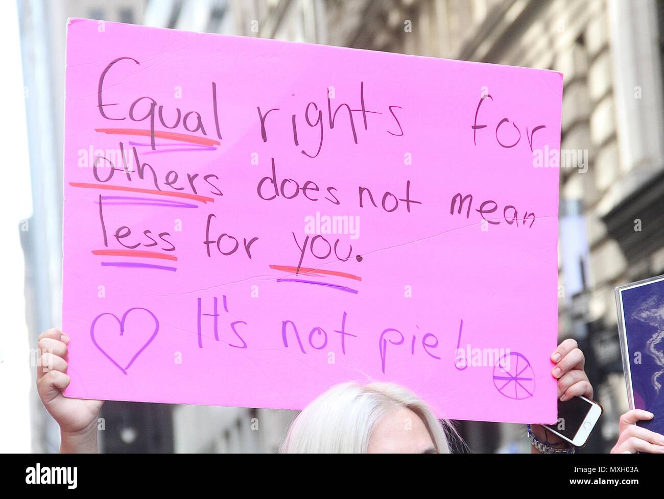 New York, NY, USA. 4 juin, 2018. Alyssa Milano, membre du Congrès US Carolyn Maloney (D-NY) et l'ÈRE Coalition appel à la ratification de l'égalité des droits de modification (H.J. Res. 33) lors d'une conférence de presse en face de la 'fille' intrépide statut dans Wall Street à New York, New York le 4 juin 2018. Rainmaker : Crédit Photo/media/Alamy Punch Live News Banque D'Images