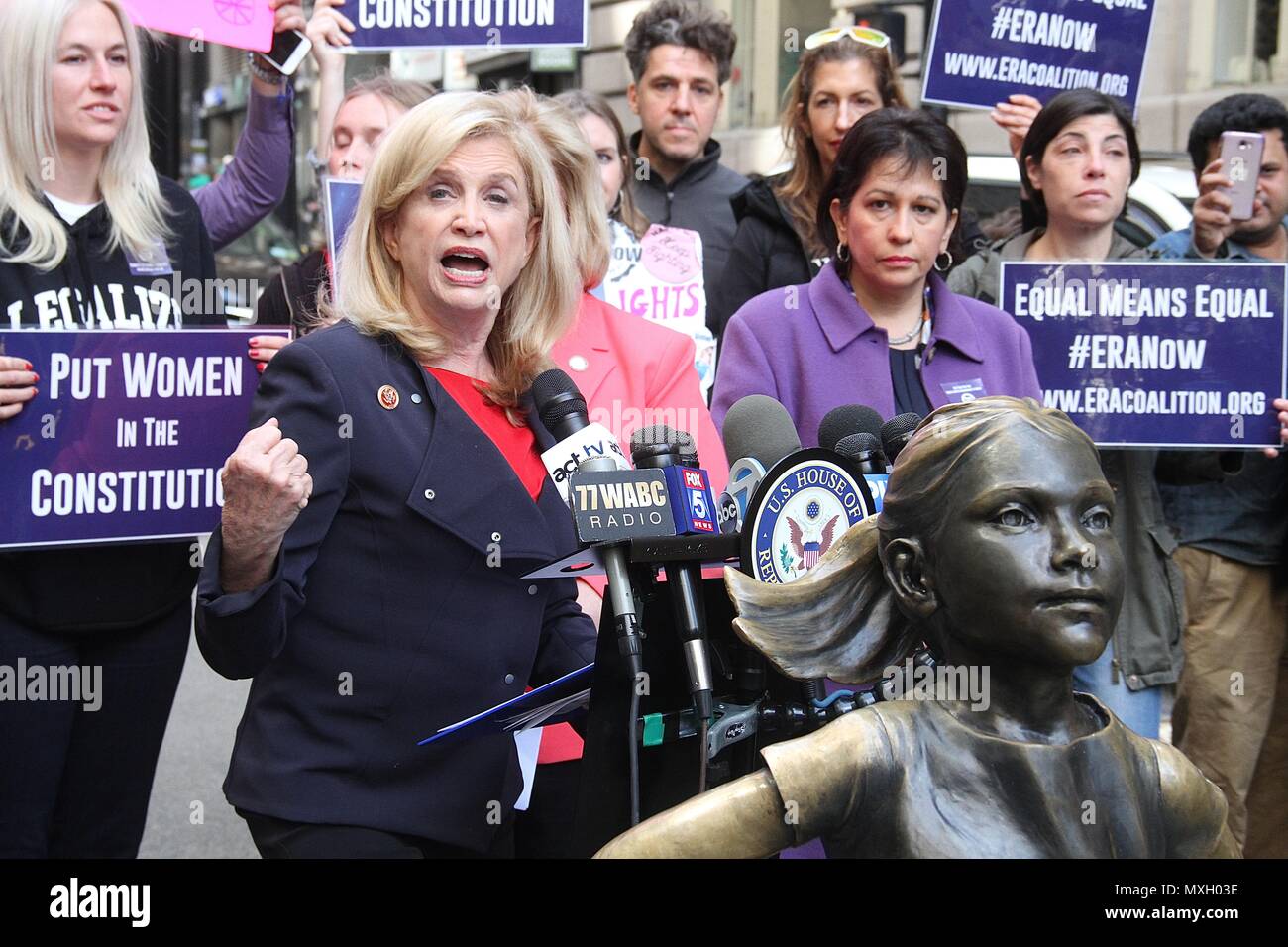 New York, NY, USA. 4 juin, 2018. Alyssa Milano, membre du Congrès US Carolyn Maloney (D-NY) et l'ÈRE Coalition appel à la ratification de l'égalité des droits de modification (H.J. Res. 33) lors d'une conférence de presse en face de la 'fille' intrépide statut dans Wall Street à New York, New York le 4 juin 2018. Rainmaker : Crédit Photo/media/Alamy Punch Live News Banque D'Images