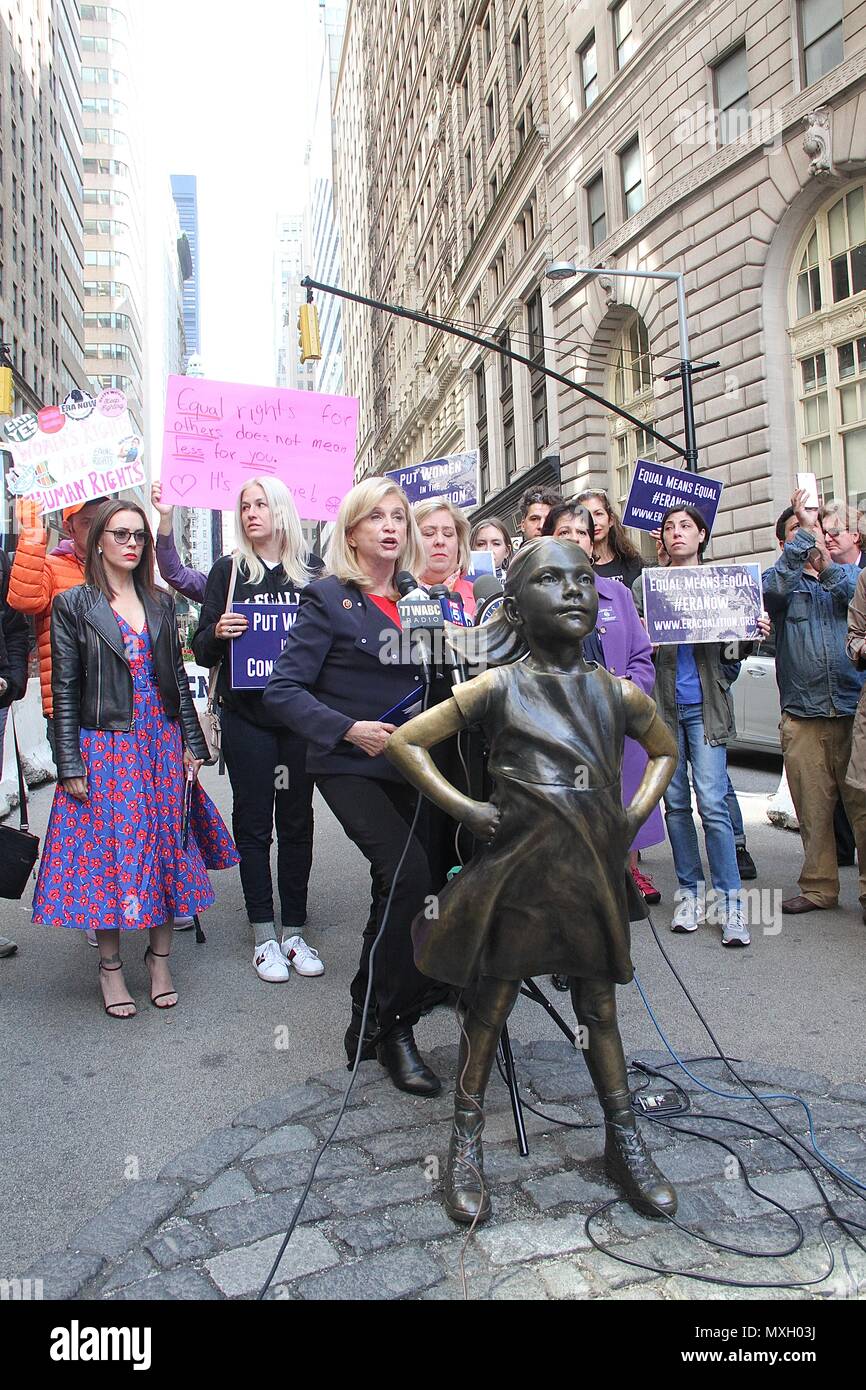 New York, NY, USA. 4 juin, 2018. Alyssa Milano, membre du Congrès US Carolyn Maloney (D-NY) et l'ÈRE Coalition appel à la ratification de l'égalité des droits de modification (H.J. Res. 33) lors d'une conférence de presse en face de la 'fille' intrépide statut dans Wall Street à New York, New York le 4 juin 2018. Rainmaker : Crédit Photo/media/Alamy Punch Live News Banque D'Images