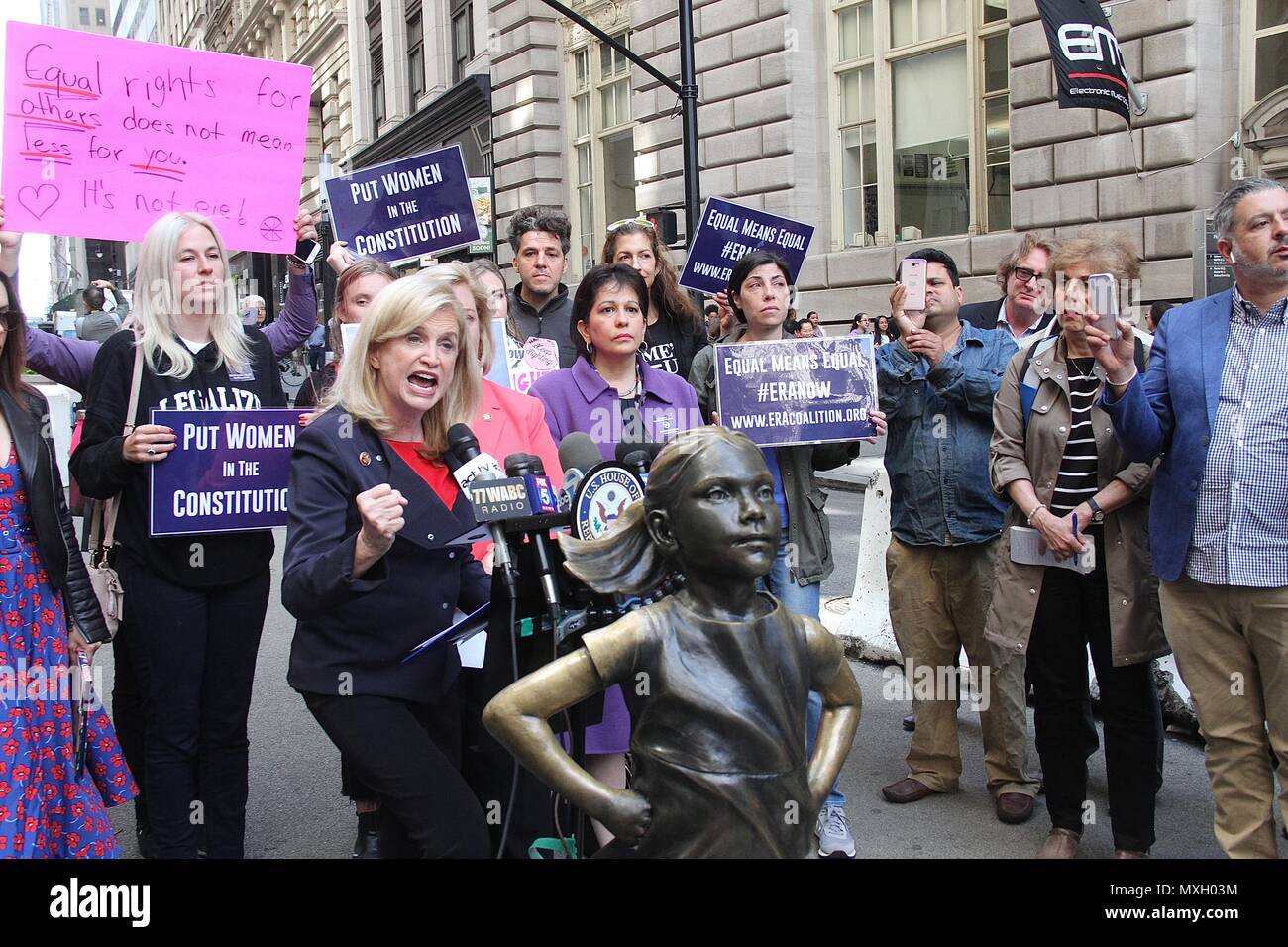 New York, NY, USA. 4 juin, 2018. Alyssa Milano, membre du Congrès US Carolyn Maloney (D-NY) et l'ÈRE Coalition appel à la ratification de l'égalité des droits de modification (H.J. Res. 33) lors d'une conférence de presse en face de la 'fille' intrépide statut dans Wall Street à New York, New York le 4 juin 2018. Rainmaker : Crédit Photo/media/Alamy Punch Live News Banque D'Images