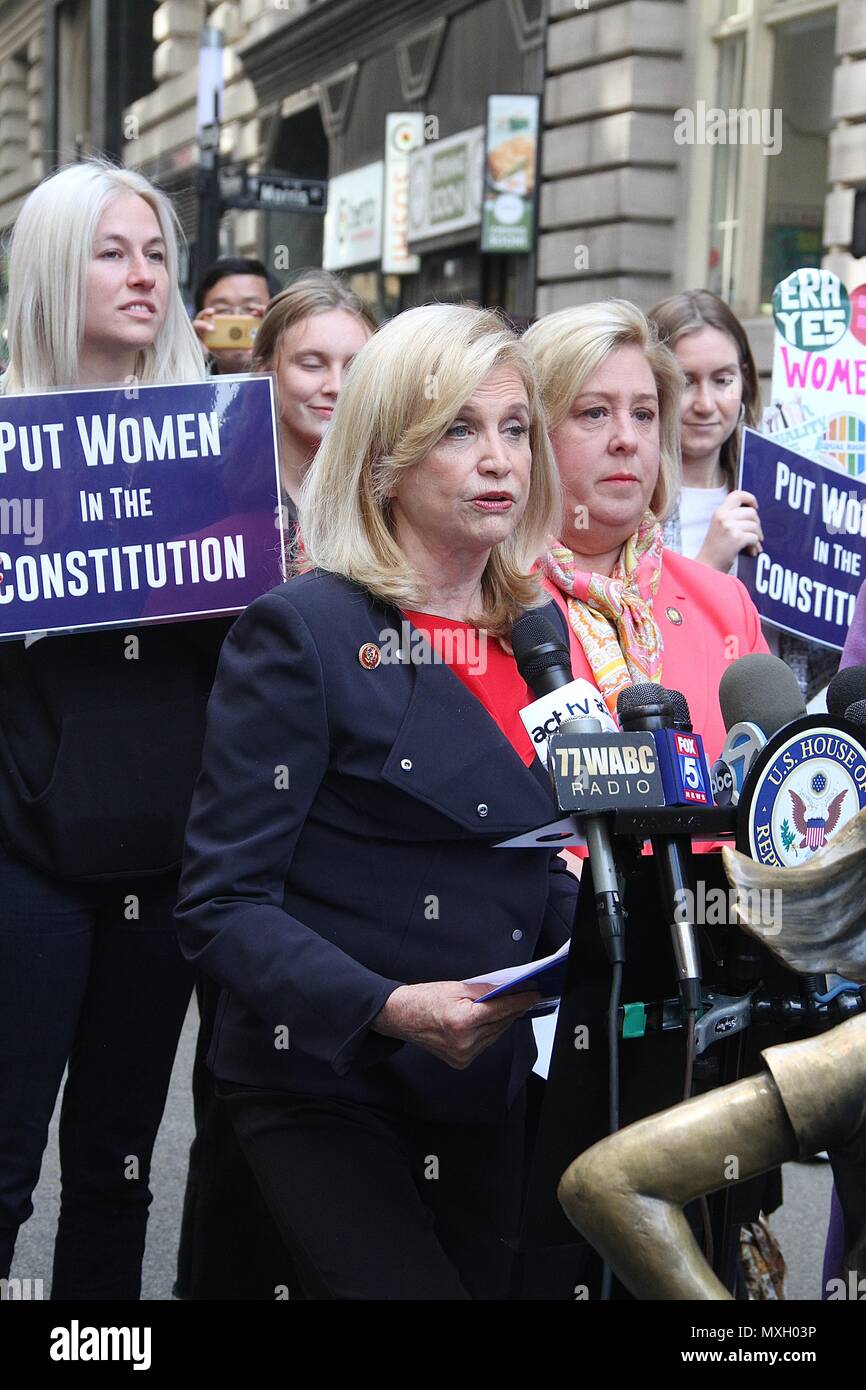 New York, NY, USA. 4 juin, 2018. Alyssa Milano, membre du Congrès US Carolyn Maloney (D-NY) et l'ÈRE Coalition appel à la ratification de l'égalité des droits de modification (H.J. Res. 33) lors d'une conférence de presse en face de la 'fille' intrépide statut dans Wall Street à New York, New York le 4 juin 2018. Rainmaker : Crédit Photo/media/Alamy Punch Live News Banque D'Images