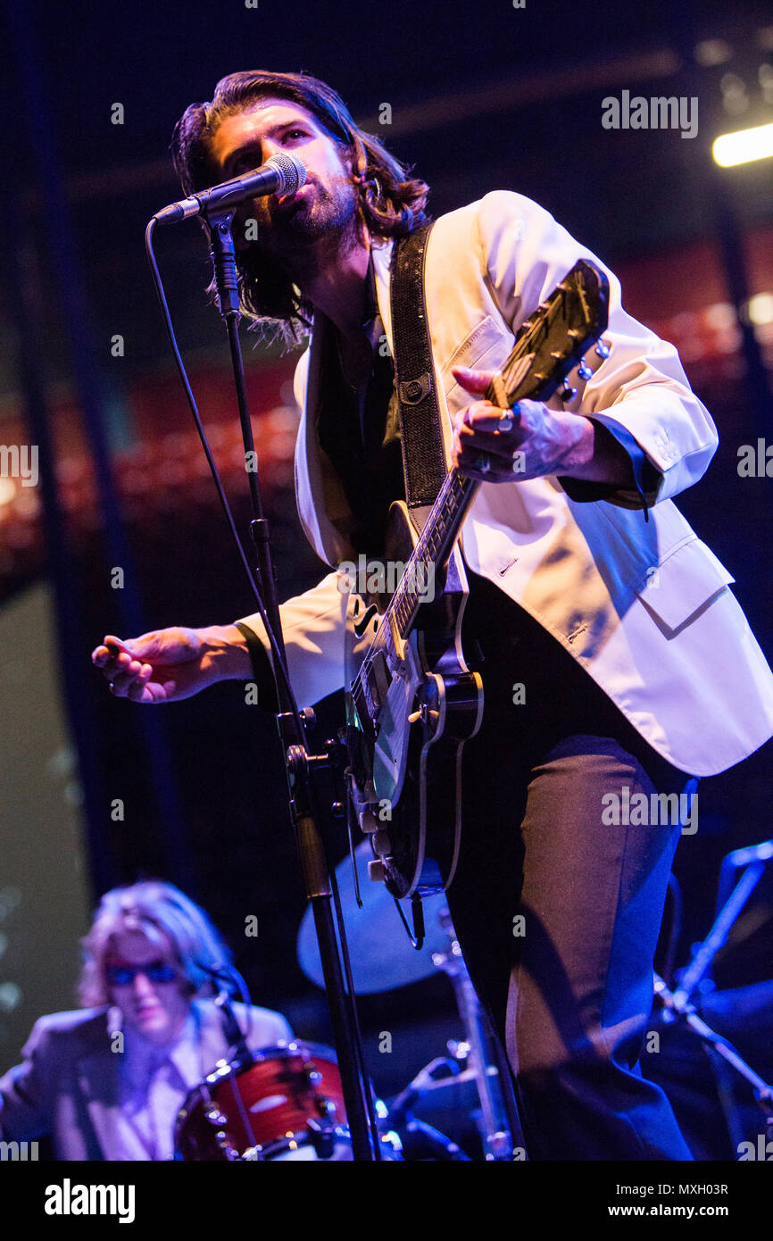 Milan Italie. 04 juin 2018. Le multi-instrumentiste australien singer-songwriter CAMERON AVERY effectue sur scène à Mediolanum Forum ouverture du show de Arctic Monkeys. Credit : Rodolfo Sassano/Alamy Live News Banque D'Images