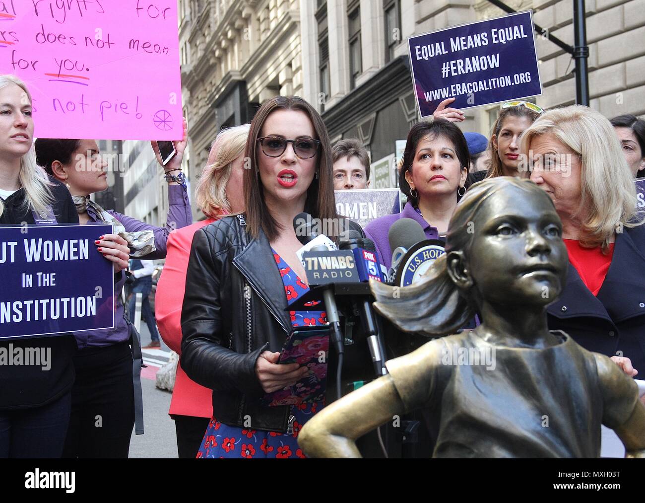 New York, NY, USA. 4 juin, 2018. Alyssa Milano, membre du Congrès US Carolyn Maloney (D-NY) et l'ÈRE Coalition appel à la ratification de l'égalité des droits de modification (H.J. Res. 33) lors d'une conférence de presse en face de la 'fille' intrépide statut dans Wall Street à New York, New York le 4 juin 2018. Rainmaker : Crédit Photo/media/Alamy Punch Live News Banque D'Images