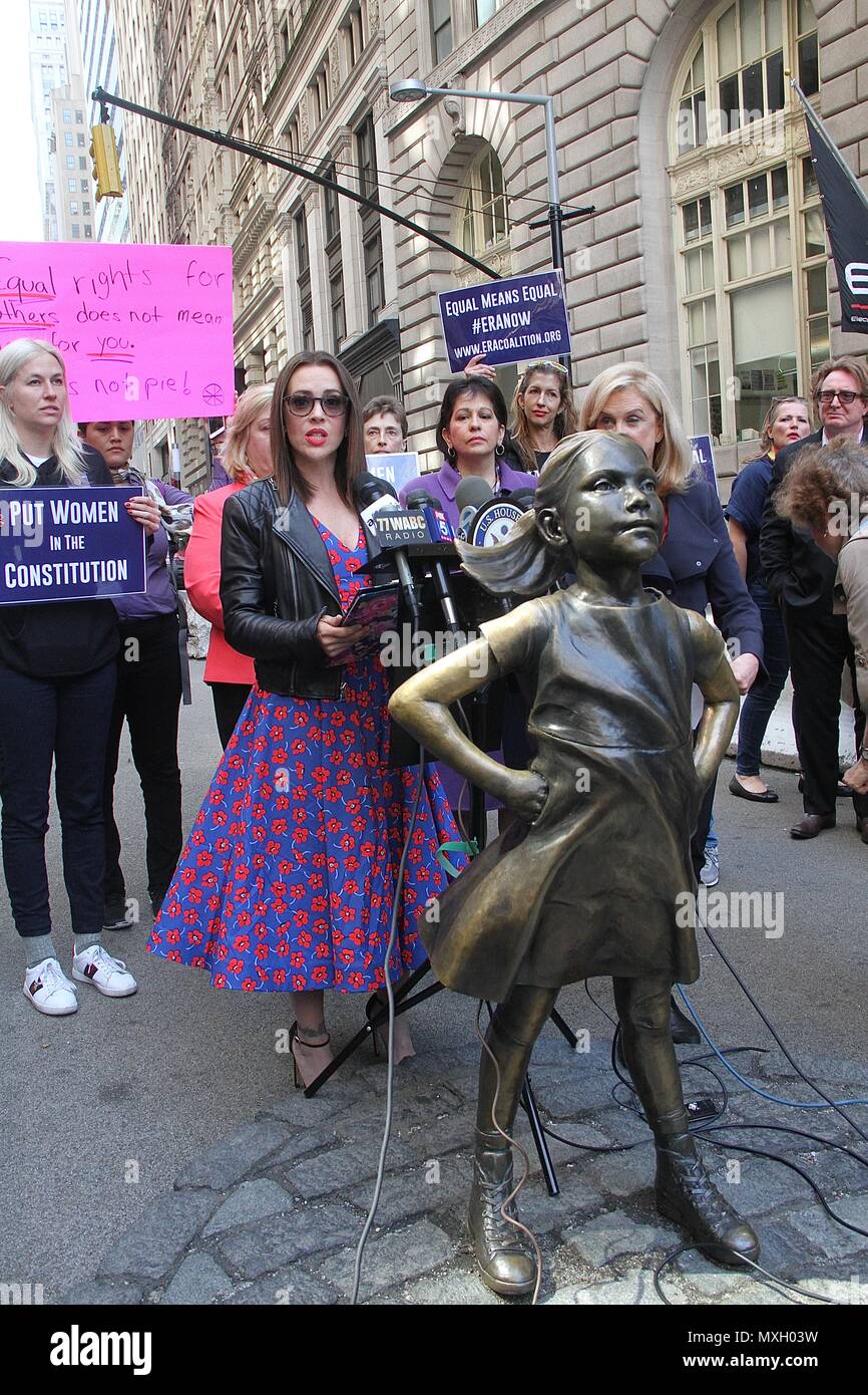 New York, NY, USA. 4 juin, 2018. Alyssa Milano, membre du Congrès US Carolyn Maloney (D-NY) et l'ÈRE Coalition appel à la ratification de l'égalité des droits de modification (H.J. Res. 33) lors d'une conférence de presse en face de la 'fille' intrépide statut dans Wall Street à New York, New York le 4 juin 2018. Rainmaker : Crédit Photo/media/Alamy Punch Live News Banque D'Images