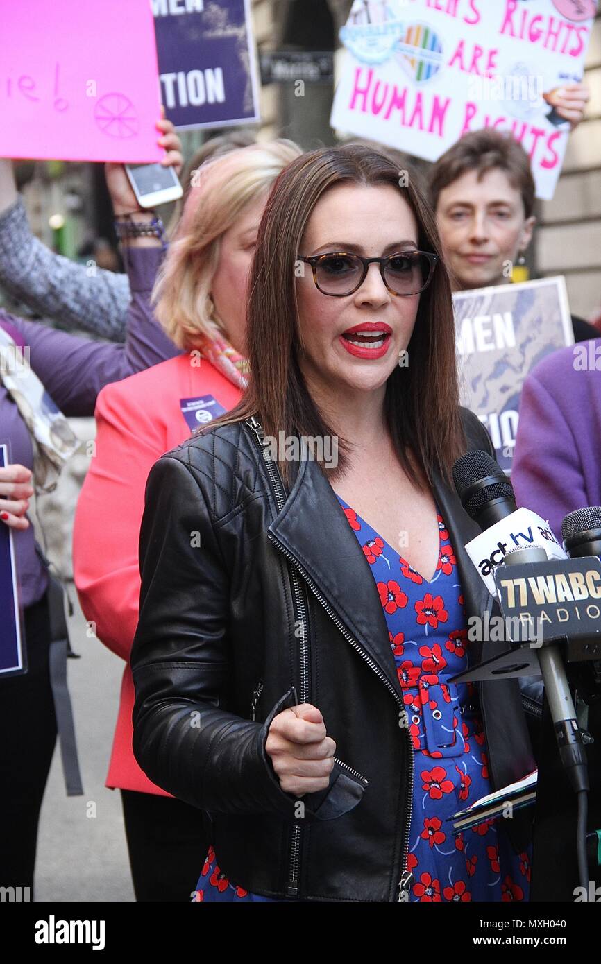 New York, NY, USA. 4 juin, 2018. Alyssa Milano, membre du Congrès US Carolyn Maloney (D-NY) et l'ÈRE Coalition appel à la ratification de l'égalité des droits de modification (H.J. Res. 33) lors d'une conférence de presse en face de la 'fille' intrépide statut dans Wall Street à New York, New York le 4 juin 2018. Rainmaker : Crédit Photo/media/Alamy Punch Live News Banque D'Images