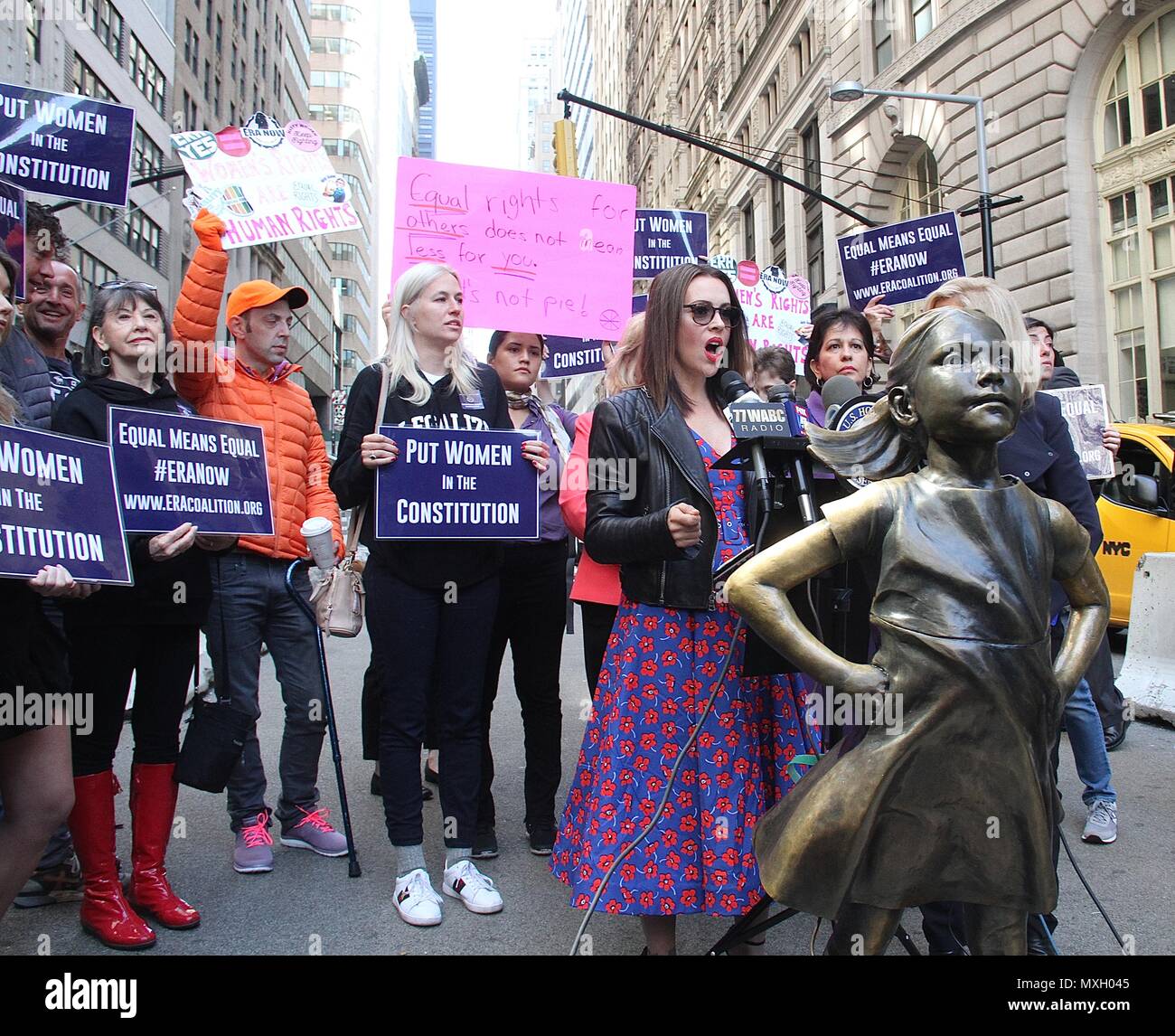 New York, NY, USA. 4 juin, 2018. Alyssa Milano, membre du Congrès US Carolyn Maloney (D-NY) et l'ÈRE Coalition appel à la ratification de l'égalité des droits de modification (H.J. Res. 33) lors d'une conférence de presse en face de la 'fille' intrépide statut dans Wall Street à New York, New York le 4 juin 2018. Rainmaker : Crédit Photo/media/Alamy Punch Live News Banque D'Images