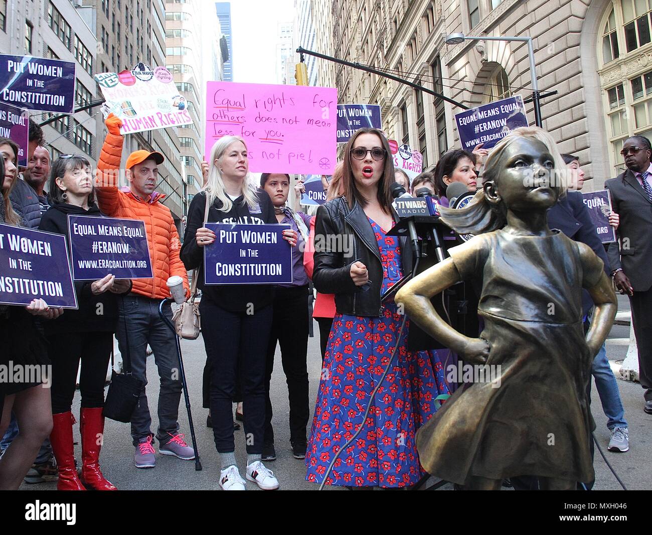 New York, NY, USA. 4 juin, 2018. Alyssa Milano, membre du Congrès US Carolyn Maloney (D-NY) et l'ÈRE Coalition appel à la ratification de l'égalité des droits de modification (H.J. Res. 33) lors d'une conférence de presse en face de la 'fille' intrépide statut dans Wall Street à New York, New York le 4 juin 2018. Rainmaker : Crédit Photo/media/Alamy Punch Live News Banque D'Images
