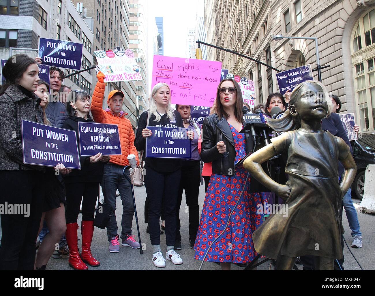 New York, NY, USA. 4 juin, 2018. Alyssa Milano, membre du Congrès US Carolyn Maloney (D-NY) et l'ÈRE Coalition appel à la ratification de l'égalité des droits de modification (H.J. Res. 33) lors d'une conférence de presse en face de la 'fille' intrépide statut dans Wall Street à New York, New York le 4 juin 2018. Rainmaker : Crédit Photo/media/Alamy Punch Live News Banque D'Images