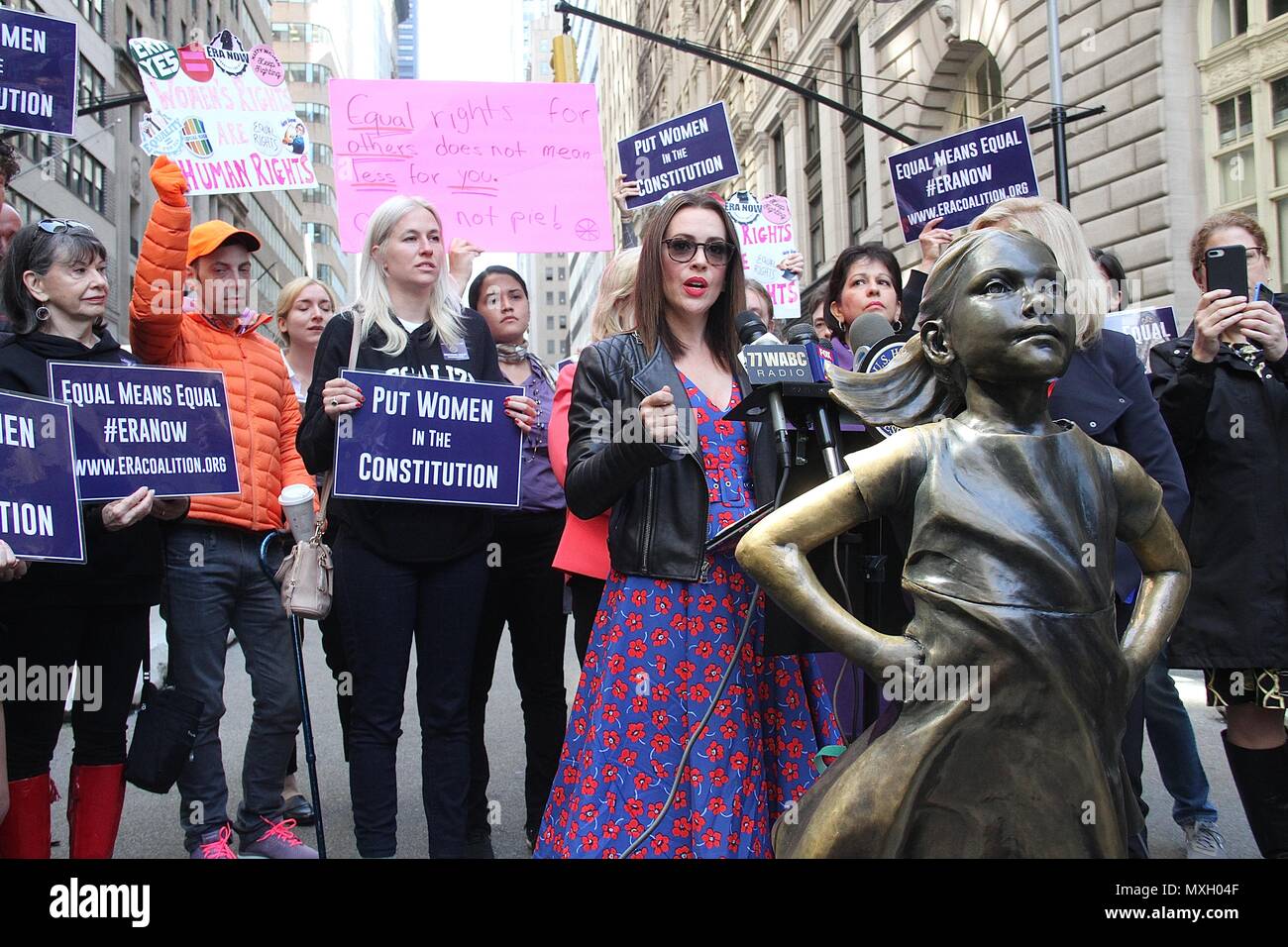 New York, NY, USA. 4 juin, 2018. Alyssa Milano, membre du Congrès US Carolyn Maloney (D-NY) et l'ÈRE Coalition appel à la ratification de l'égalité des droits de modification (H.J. Res. 33) lors d'une conférence de presse en face de la 'fille' intrépide statut dans Wall Street à New York, New York le 4 juin 2018. Rainmaker : Crédit Photo/media/Alamy Punch Live News Banque D'Images