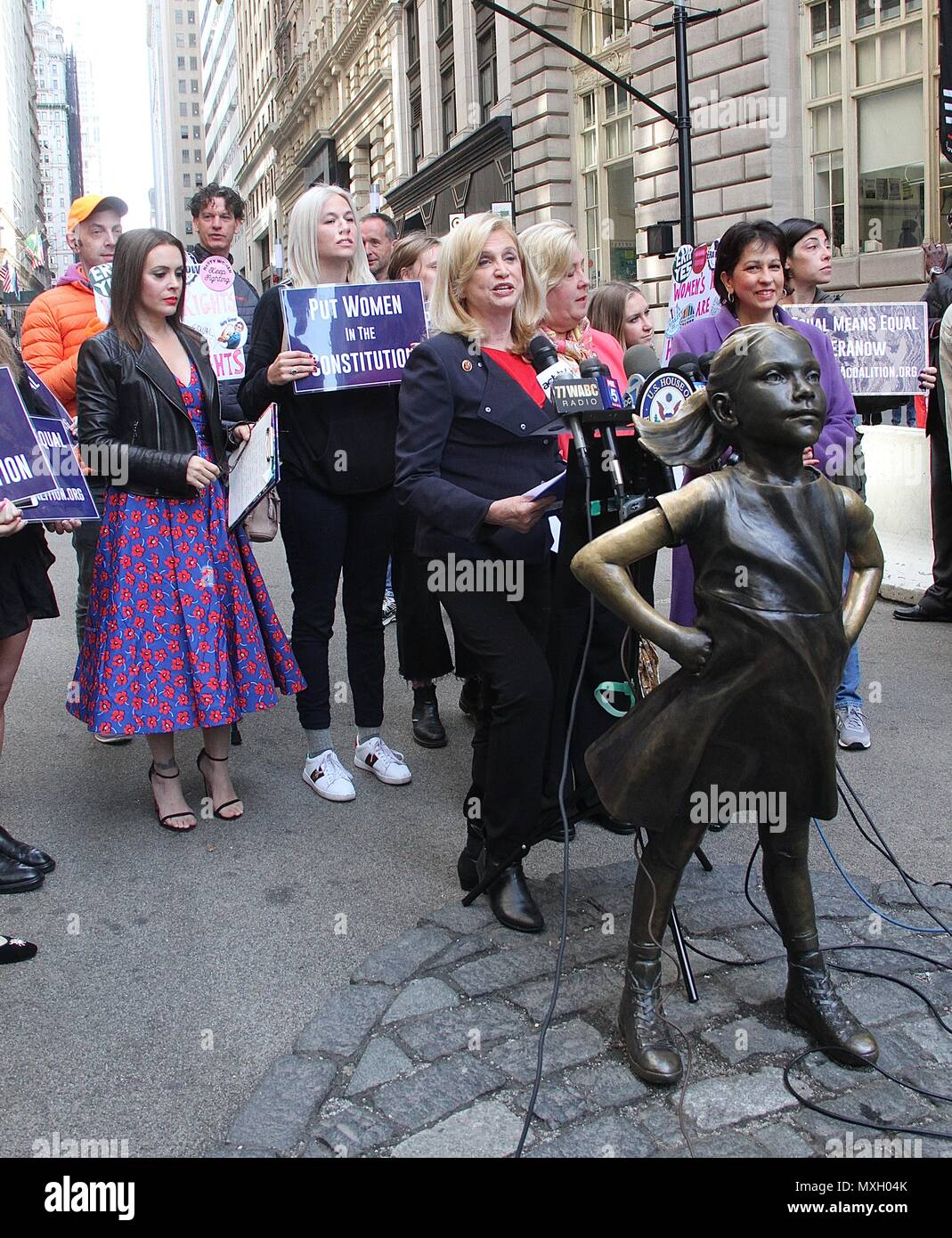 New York, NY, USA. 4 juin, 2018. Alyssa Milano, membre du Congrès US Carolyn Maloney (D-NY) et l'ÈRE Coalition appel à la ratification de l'égalité des droits de modification (H.J. Res. 33) lors d'une conférence de presse en face de la 'fille' intrépide statut dans Wall Street à New York, New York le 4 juin 2018. Rainmaker : Crédit Photo/media/Alamy Punch Live News Banque D'Images