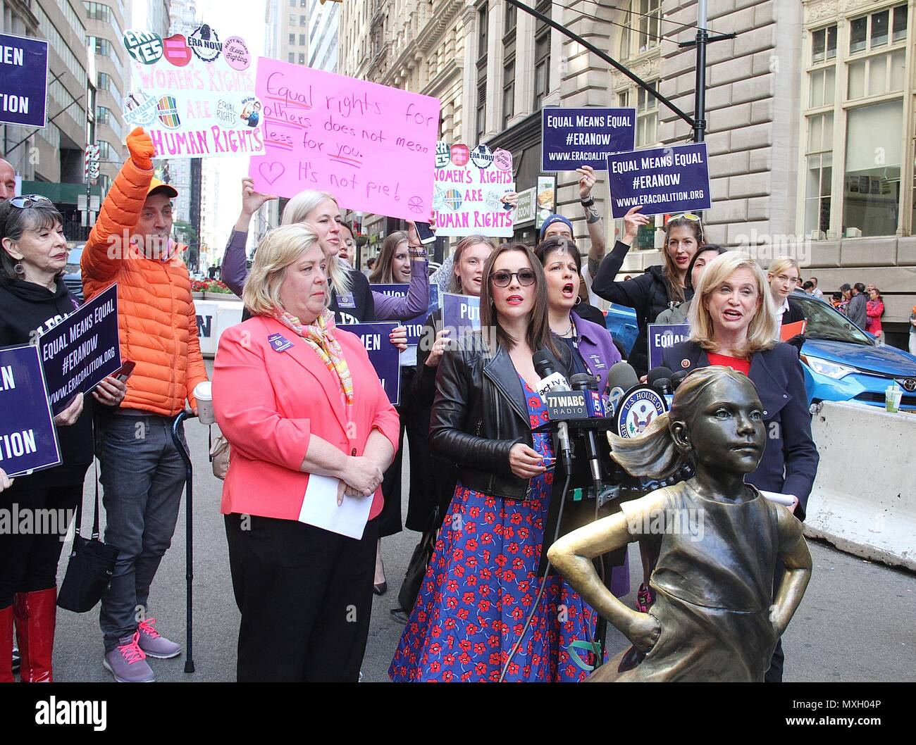 New York, NY, USA. 4 juin, 2018. Alyssa Milano, membre du Congrès US Carolyn Maloney (D-NY) et l'ÈRE Coalition appel à la ratification de l'égalité des droits de modification (H.J. Res. 33) lors d'une conférence de presse en face de la 'fille' intrépide statut dans Wall Street à New York, New York le 4 juin 2018. Rainmaker : Crédit Photo/media/Alamy Punch Live News Banque D'Images
