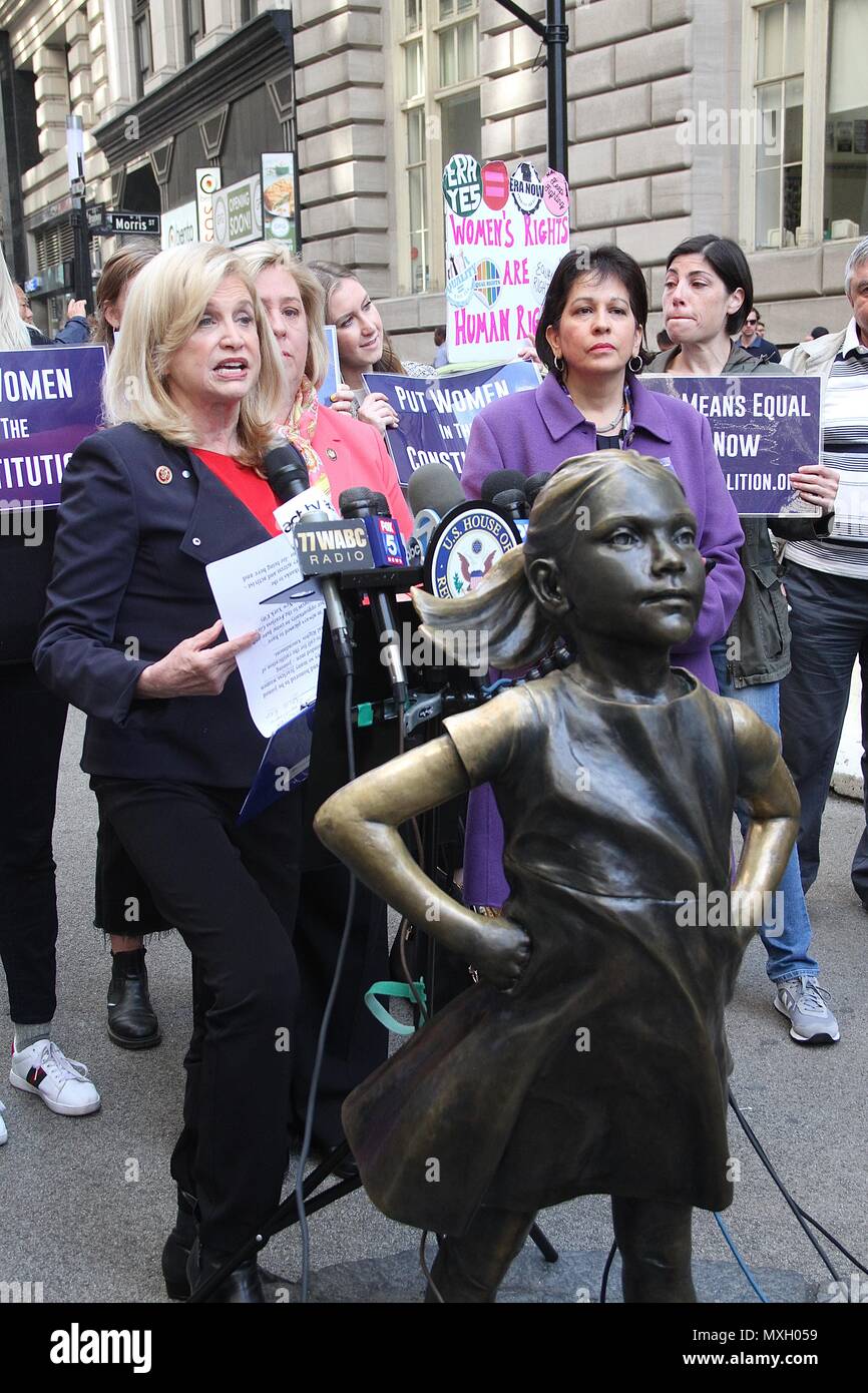 New York, NY, USA. 4 juin, 2018. Membre du Congrès US Carolyn Maloney (D-NY) et l'ÈRE Coalition appel à la ratification de l'égalité des droits de modification (H.J. Res. 33) lors d'une conférence de presse en face de la 'fille' intrépide statut dans Wall Street à New York, New York le 4 juin 2018. Rainmaker : Crédit Photo/media/Alamy Punch Live News Banque D'Images