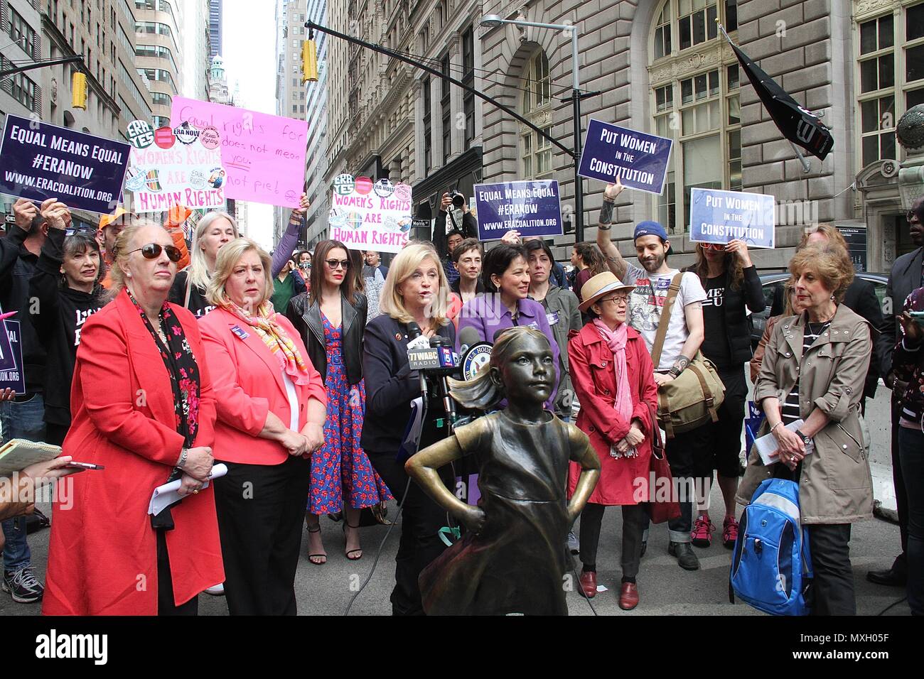 New York, NY, USA. 4 juin, 2018. Alyssa Milano, membre du Congrès US Carolyn Maloney (D-NY) et l'ÈRE Coalition appel à la ratification de l'égalité des droits de modification (H.J. Res. 33) lors d'une conférence de presse en face de la 'fille' intrépide statut dans Wall Street à New York, New York le 4 juin 2018. Rainmaker : Crédit Photo/media/Alamy Punch Live News Banque D'Images