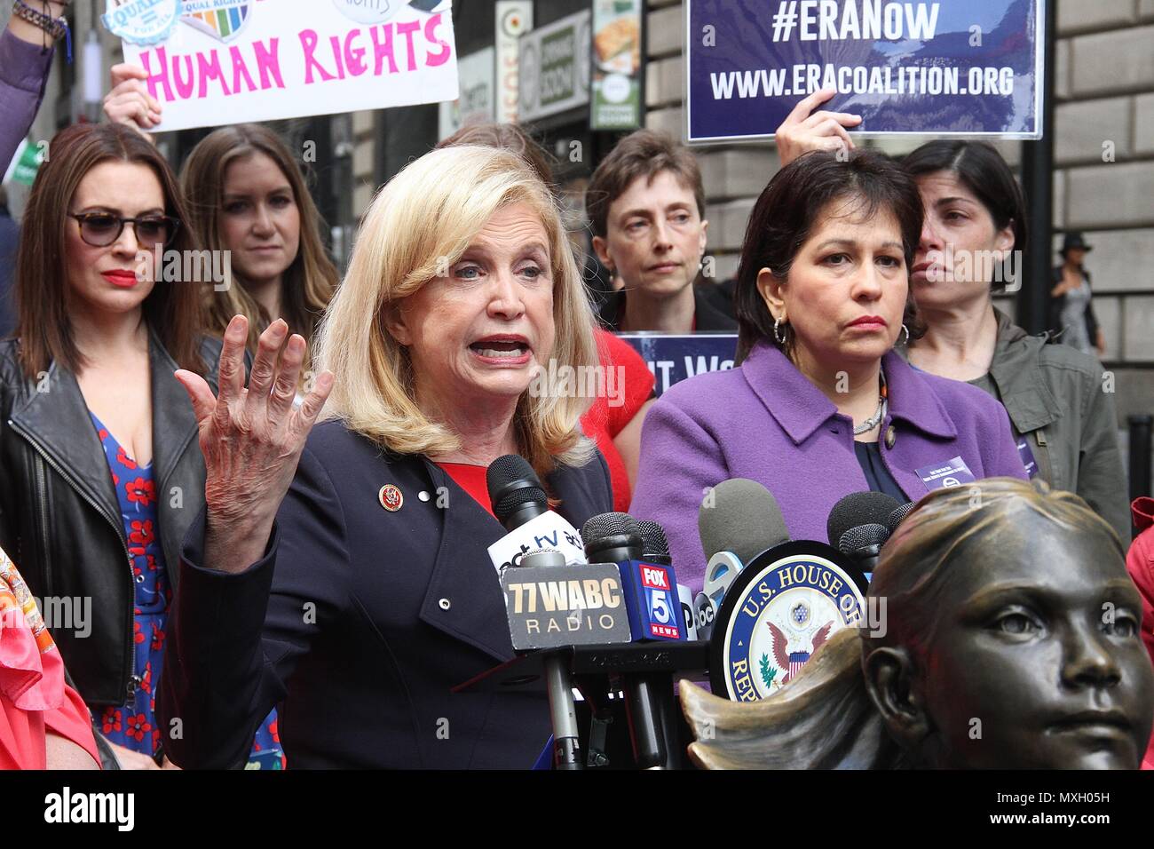 New York, NY, USA. 4 juin, 2018. Alyssa Milano, membre du Congrès US Carolyn Maloney (D-NY) et l'ÈRE Coalition appel à la ratification de l'égalité des droits de modification (H.J. Res. 33) lors d'une conférence de presse en face de la 'fille' intrépide statut dans Wall Street à New York, New York le 4 juin 2018. Rainmaker : Crédit Photo/media/Alamy Punch Live News Banque D'Images
