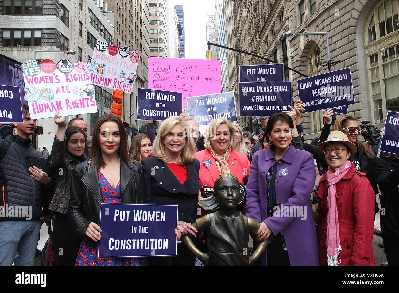 New York, NY, USA. 4 juin, 2018. Alyssa Milano, membre du Congrès US Carolyn Maloney (D-NY) et l'ÈRE Coalition appel à la ratification de l'égalité des droits de modification (H.J. Res. 33) lors d'une conférence de presse en face de la 'fille' intrépide statut dans Wall Street à New York, New York le 4 juin 2018. Rainmaker : Crédit Photo/media/Alamy Punch Live News Banque D'Images