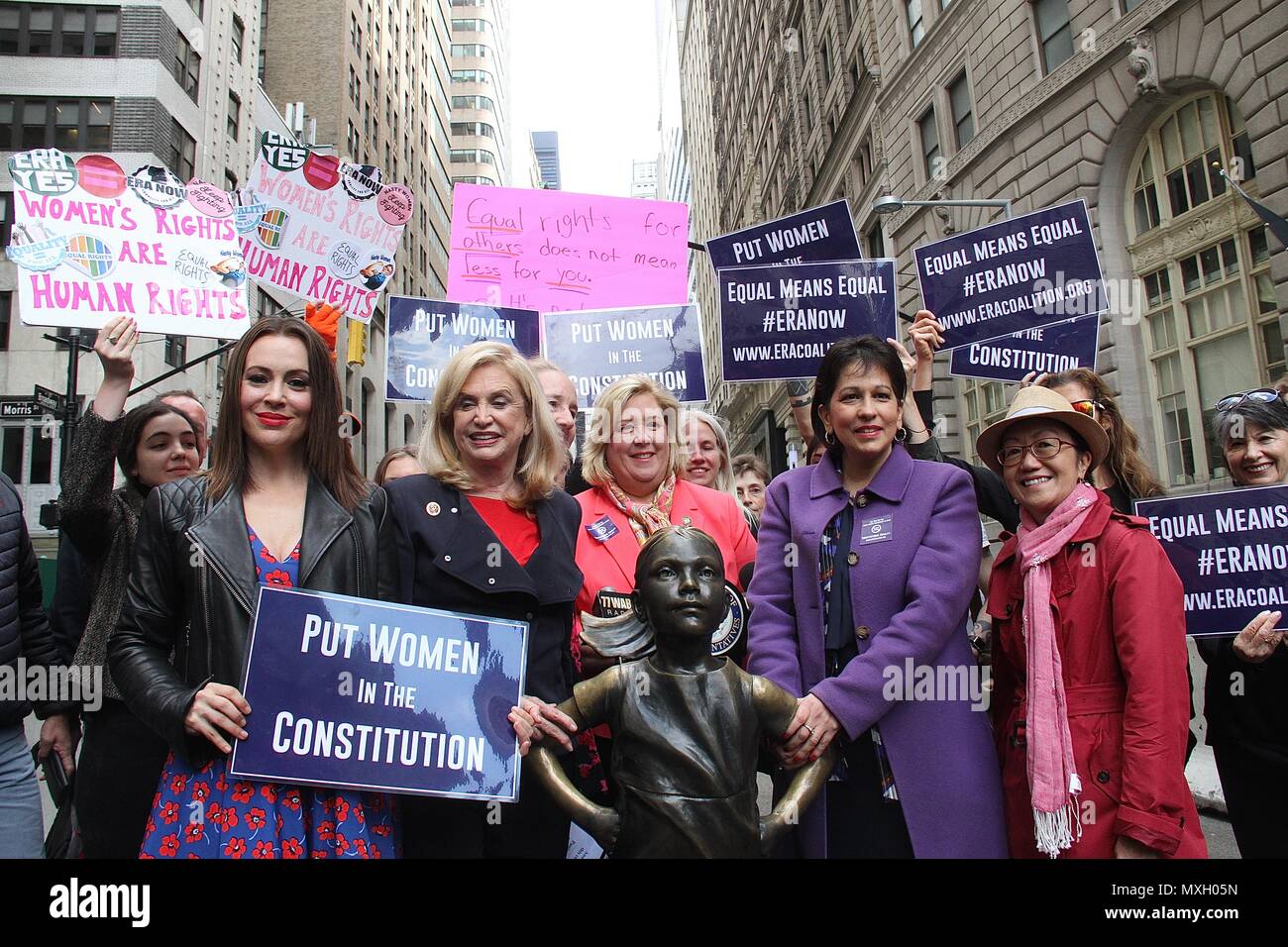 New York, NY, USA. 4 juin, 2018. Alyssa Milano, membre du Congrès US Carolyn Maloney (D-NY) et l'ÈRE Coalition appel à la ratification de l'égalité des droits de modification (H.J. Res. 33) lors d'une conférence de presse en face de la 'fille' intrépide statut dans Wall Street à New York, New York le 4 juin 2018. Rainmaker : Crédit Photo/media/Alamy Punch Live News Banque D'Images