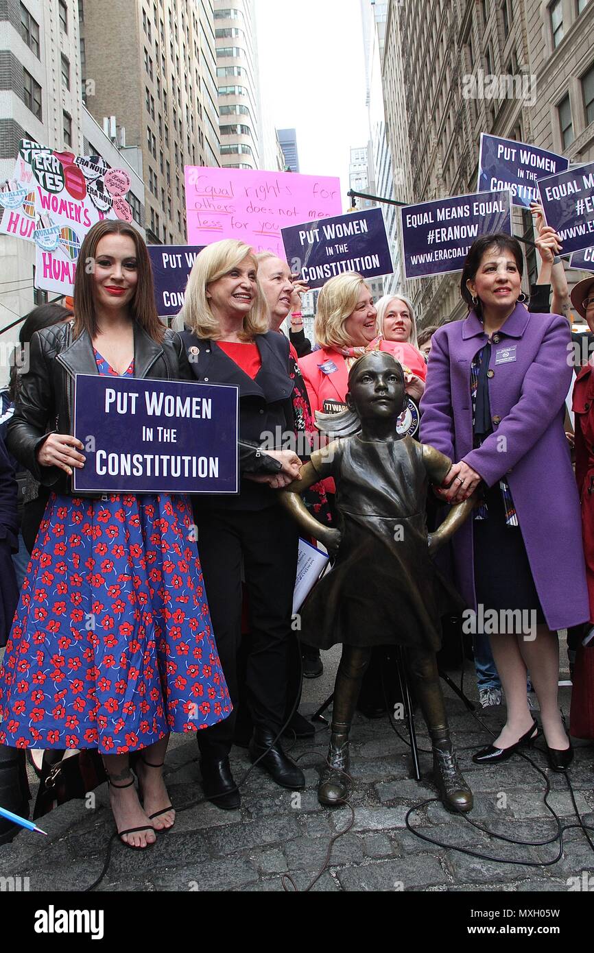New York, NY, USA. 4 juin, 2018. Alyssa Milano, membre du Congrès US Carolyn Maloney (D-NY) et l'ÈRE Coalition appel à la ratification de l'égalité des droits de modification (H.J. Res. 33) lors d'une conférence de presse en face de la 'fille' intrépide statut dans Wall Street à New York, New York le 4 juin 2018. Rainmaker : Crédit Photo/media/Alamy Punch Live News Banque D'Images