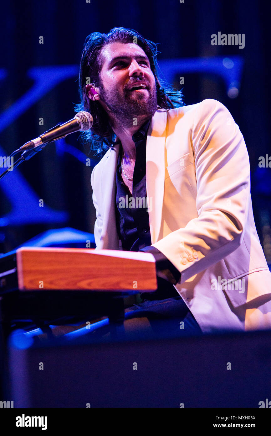 Milan Italie. 04 juin 2018. Le multi-instrumentiste australien singer-songwriter CAMERON AVERY effectue sur scène à Mediolanum Forum ouverture du show de Arctic Monkeys. Credit : Rodolfo Sassano/Alamy Live News Banque D'Images