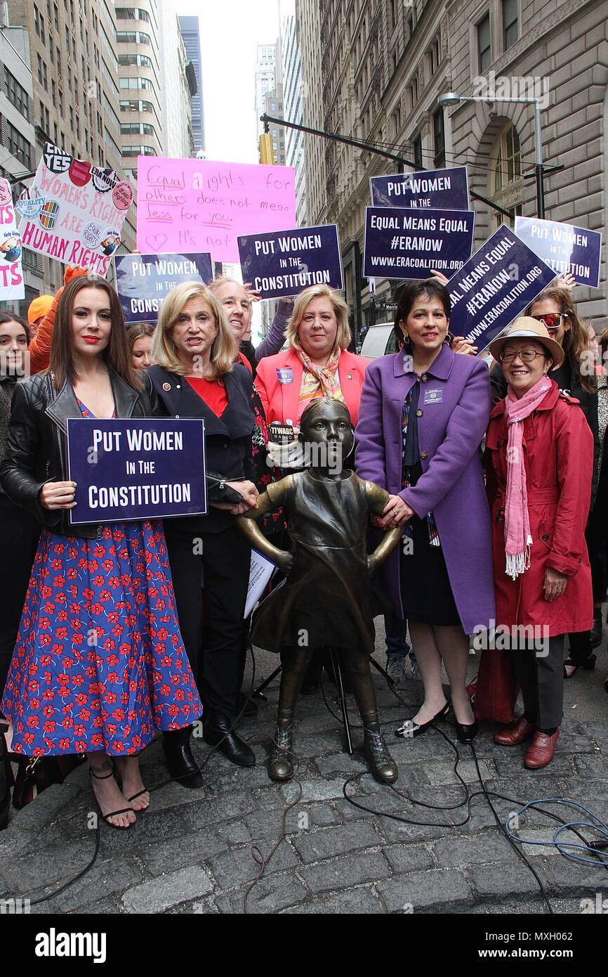 New York, NY, USA. 4 juin, 2018. Alyssa Milano, membre du Congrès US Carolyn Maloney (D-NY) et l'ÈRE Coalition appel à la ratification de l'égalité des droits de modification (H.J. Res. 33) lors d'une conférence de presse en face de la 'fille' intrépide statut dans Wall Street à New York, New York le 4 juin 2018. Rainmaker : Crédit Photo/media/Alamy Punch Live News Banque D'Images