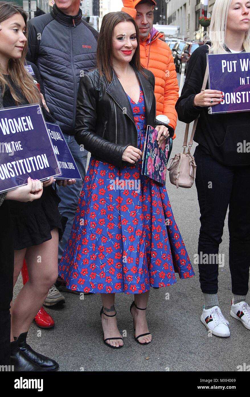 New York, NY, USA. 4 juin, 2018. Alyssa Milano, membre du Congrès US Carolyn Maloney (D-NY) et l'ÈRE Coalition appel à la ratification de l'égalité des droits de modification (H.J. Res. 33) lors d'une conférence de presse en face de la 'fille' intrépide statut dans Wall Street à New York, New York le 4 juin 2018. Rainmaker : Crédit Photo/media/Alamy Punch Live News Banque D'Images