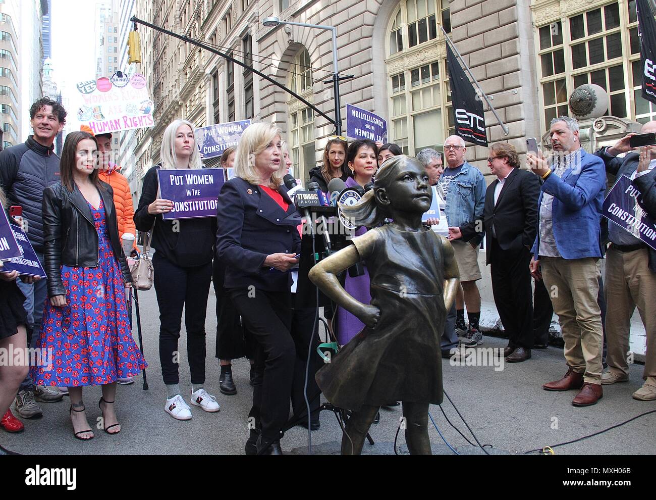 New York, NY, USA. 4 juin, 2018. Alyssa Milano, membre du Congrès US Carolyn Maloney (D-NY) et l'ÈRE Coalition appel à la ratification de l'égalité des droits de modification (H.J. Res. 33) lors d'une conférence de presse en face de la 'fille' intrépide statut dans Wall Street à New York, New York le 4 juin 2018. Rainmaker : Crédit Photo/media/Alamy Punch Live News Banque D'Images