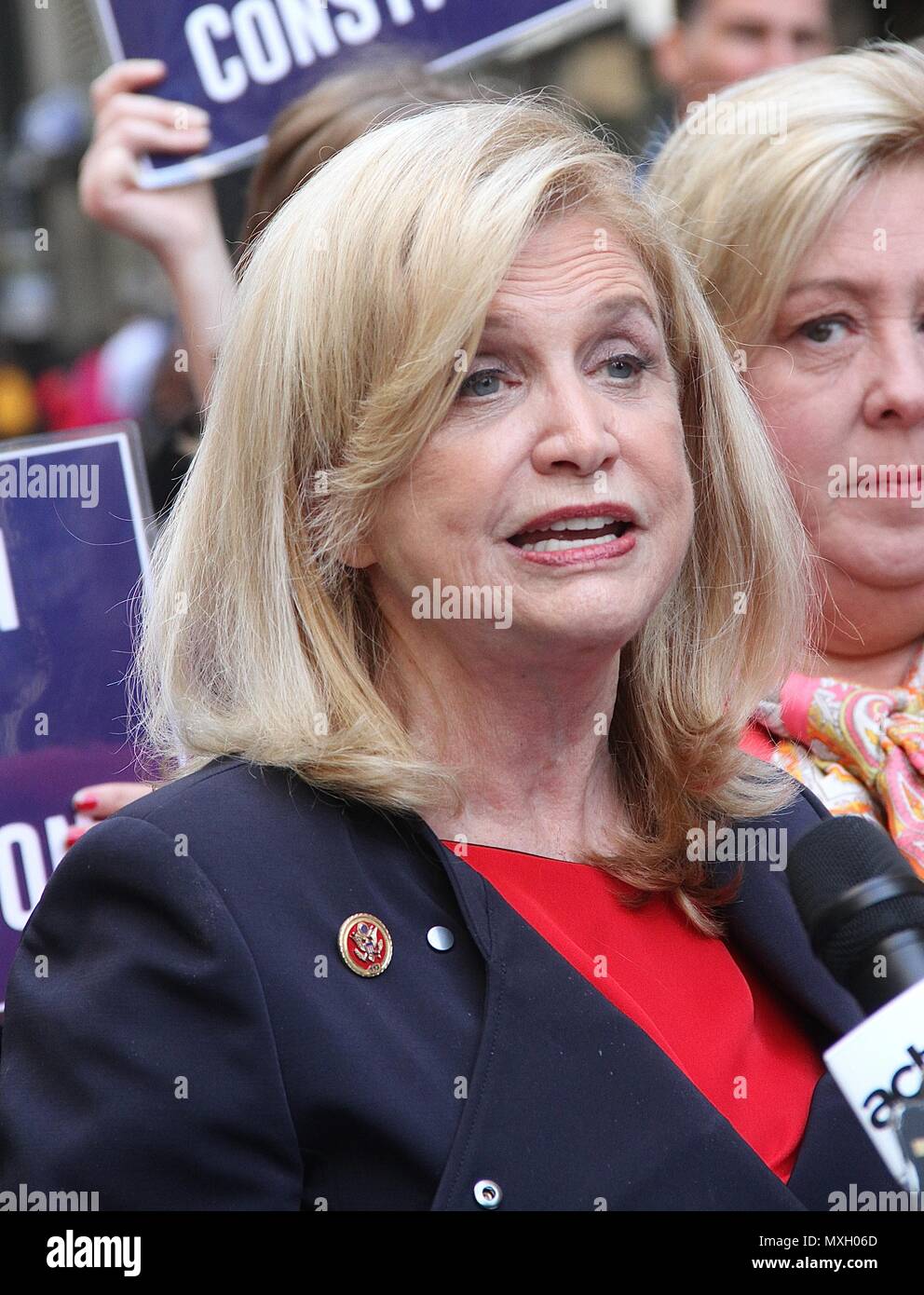 New York, NY, USA. 4 juin, 2018. Alyssa Milano, membre du Congrès US Carolyn Maloney (D-NY) et l'ÈRE Coalition appel à la ratification de l'égalité des droits de modification (H.J. Res. 33) lors d'une conférence de presse en face de la 'fille' intrépide statut dans Wall Street à New York, New York le 4 juin 2018. Rainmaker : Crédit Photo/media/Alamy Punch Live News Banque D'Images