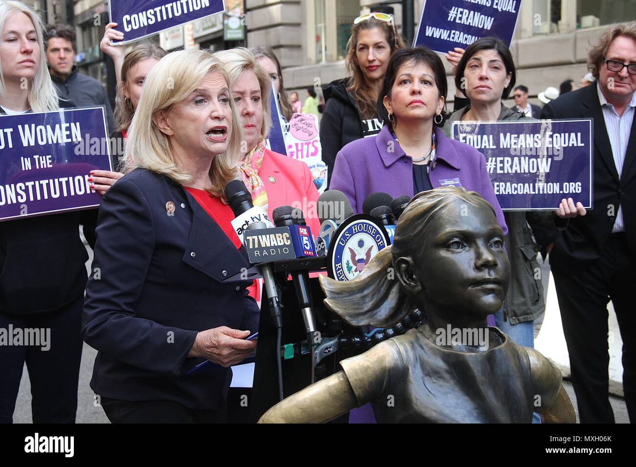 New York, NY, USA. 4 juin, 2018. Alyssa Milano, membre du Congrès US Carolyn Maloney (D-NY) et l'ÈRE Coalition appel à la ratification de l'égalité des droits de modification (H.J. Res. 33) lors d'une conférence de presse en face de la 'fille' intrépide statut dans Wall Street à New York, New York le 4 juin 2018. Rainmaker : Crédit Photo/media/Alamy Punch Live News Banque D'Images
