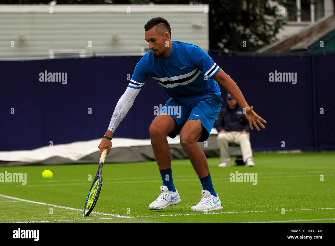 Londres, Royaume-Uni. 4ème Jun, 2018. Nick Krygios de l'Australie en action lors de son match de double. La jeune Australienne joue dans son premier match depuis une blessure l'a forcé hors de l'Open de France. Fuzion 100 2018 trophée Surbiton , événement tennis jour 3 à la raquette de Surbiton et Fitness Club de Surbiton, Surrey, le lundi 4 juin 2018. Ce droit ne peut être utilisé qu'à des fins rédactionnelles. Utilisez uniquement rédactionnel, pic par Steffan Bowen/Andrew Orchard la photographie de sport/Alamy live news Banque D'Images