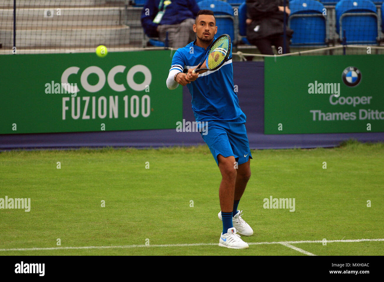 Londres, Royaume-Uni. 4ème Jun, 2018. Nick Krygios de l'Australie en action lors de son match de double. La jeune Australienne joue dans son premier match depuis une blessure l'a forcé hors de l'Open de France. Fuzion 100 2018 trophée Surbiton , événement tennis jour 3 à la raquette de Surbiton et Fitness Club de Surbiton, Surrey, le lundi 4 juin 2018. Ce droit ne peut être utilisé qu'à des fins rédactionnelles. Utilisez uniquement rédactionnel, pic par Steffan Bowen/Andrew Orchard la photographie de sport/Alamy live news Banque D'Images