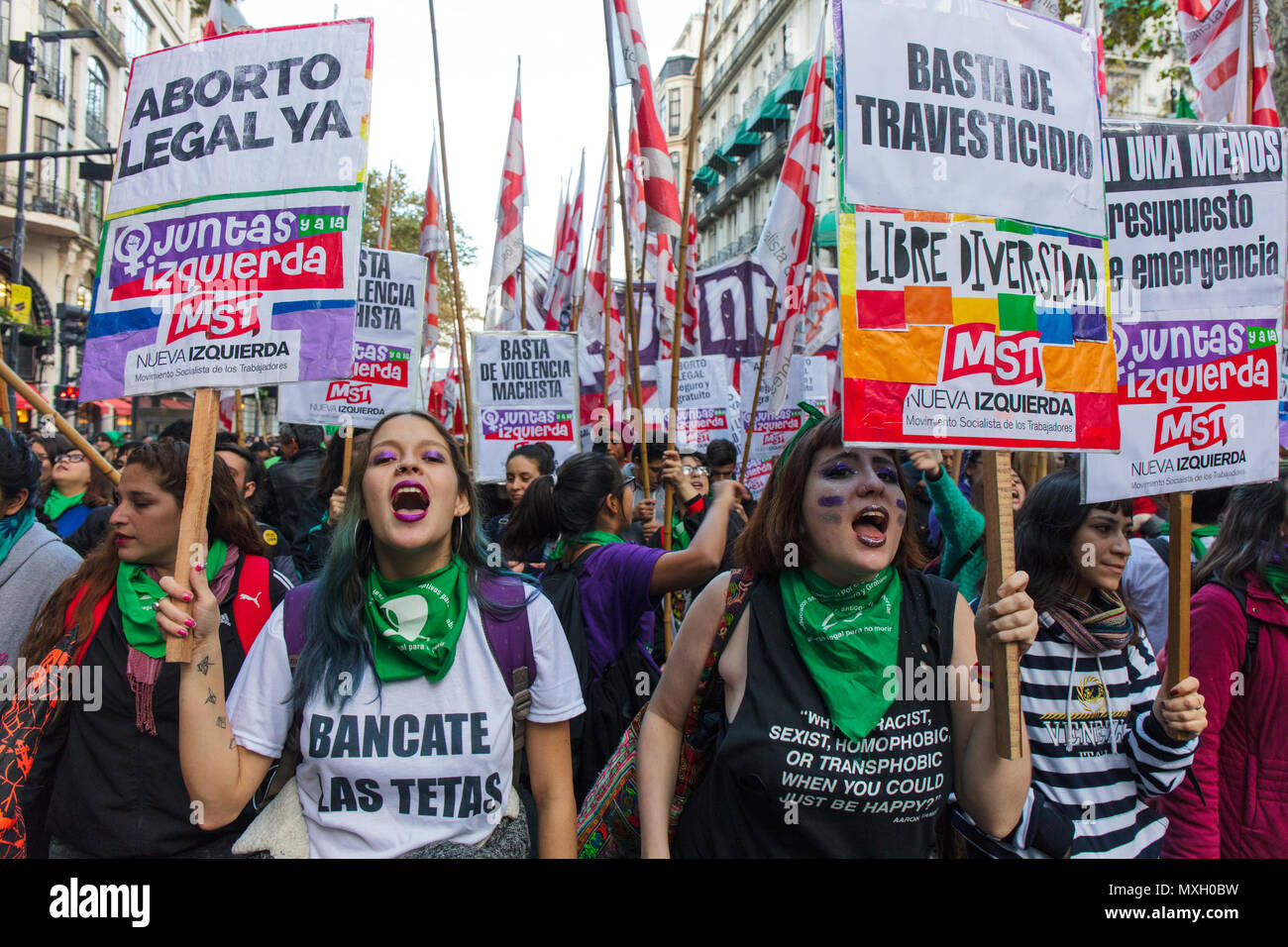 Buenos Aires, Argentine. 4ème Jun, 2018. Participer à la marche des manifestants 'Ni una menos' (Pas un de moins) contre la violence sexiste et demande de dépénalisation de l'avortement à Buenos Aires (Argentine) le 4 juin 2018. Credit : Nicholas Tinelli/Alamy Live News Banque D'Images