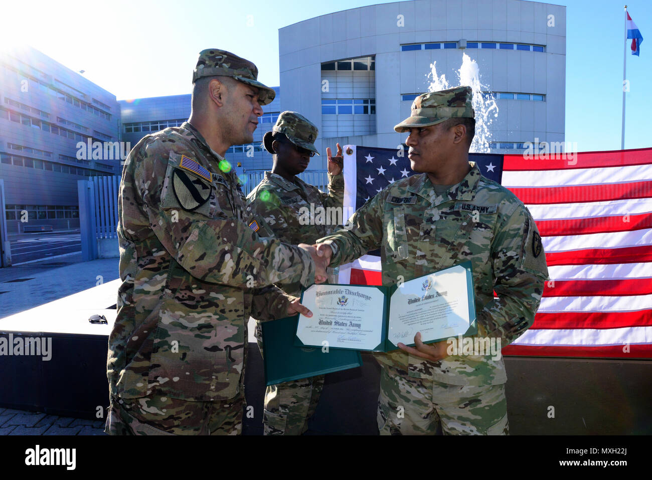 Adjudant-chef de l'armée américaine Calderafavela Eduardo de forces alliées Sud Bataillon de la Brigade de l'OTAN de l'armée américaine l'armée américaine présente le Sgt. Winston Crofford de l'AFSOUTH BN le certificat de réinscription au cours de la cérémonie de serment de réinscription à l'avant du siège de l'OTAN, à la base de l'OTAN dans la région de Lago Patria, Naples, Italie, Nov 1, 2016. (Photo de Elena Baladellireleased). Banque D'Images