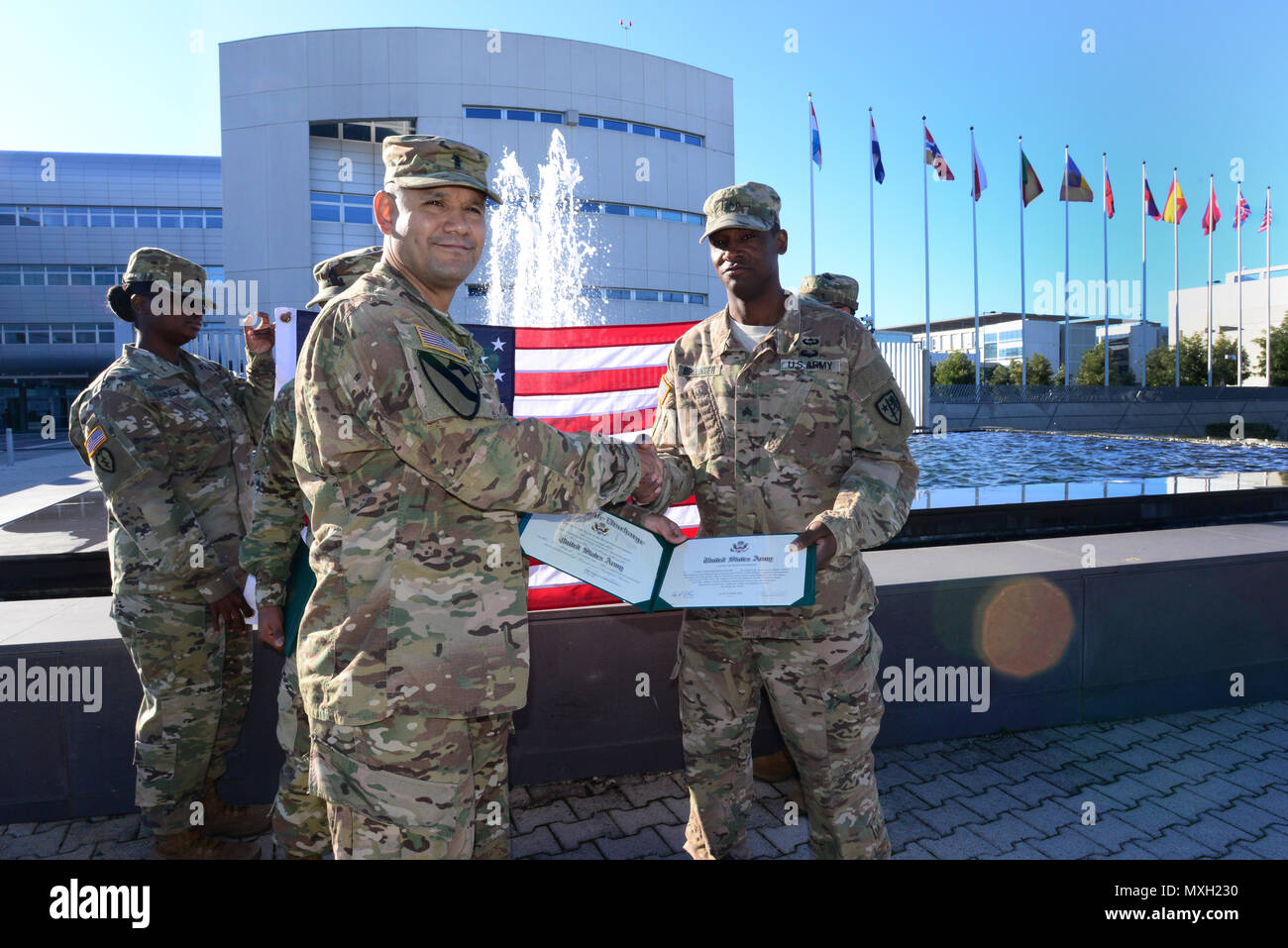 Adjudant-chef de l'armée américaine Calderafavela Eduardo de forces alliées Sud Bataillon de la Brigade de l'OTAN de l'armée américaine l'armée américaine présente le Sgt. Corey G. Bollinger de l'AFSOUTH BN le certificat de réinscription au cours de la cérémonie de serment de réinscription à l'avant du siège de l'OTAN, à la base de l'OTAN dans la région de Lago Patria, Naples, Italie, Nov 1, 2016. (Photo de Elena Baladellireleased). Banque D'Images