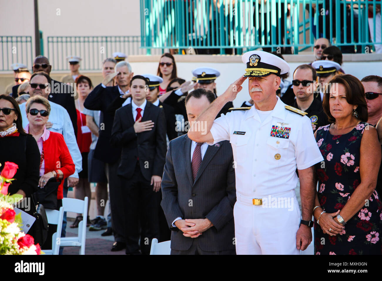 SAN DIEGO (nov. 4, 2016). Scott Swift, commandant de la flotte américaine du Pacifique, salue comme des pre est joué au cours d'une cérémonie de dépôt de gerbes au Monument aux morts sur Aztec Green à San Diego State University. Le monument rend hommage à 239 anciens élèves d'État de San Diego a perdu au service de leur pays pendant la Seconde Guerre mondiale, en Corée, au Vietnam, en Afghanistan et en Iraq. Swift, un ancien de SDSU, est le président honoraire de l'université retour à la fête cette semaine. (U.S. Photo de la marine par le Lieutenant Matthew Stroup) Banque D'Images